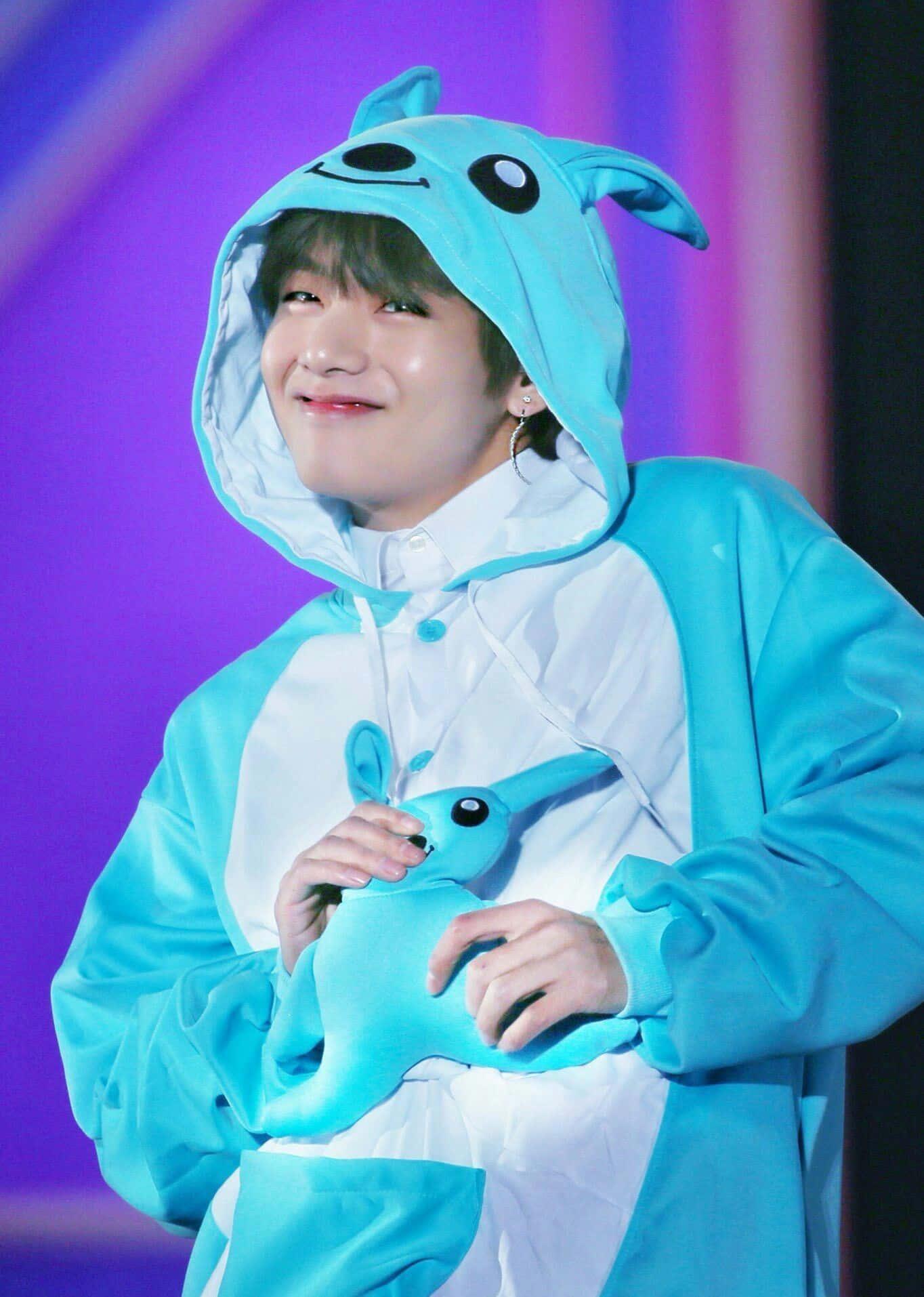 BTS' V Shows Off His Charismatic Smile — 1364x1914 wallpaper