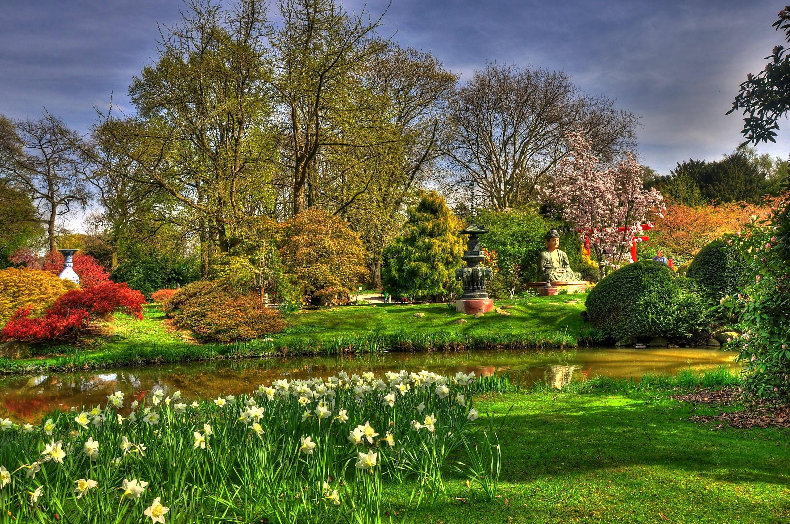 Buddha Sitting in Garden Meditation — 2560x1700 wallpaper