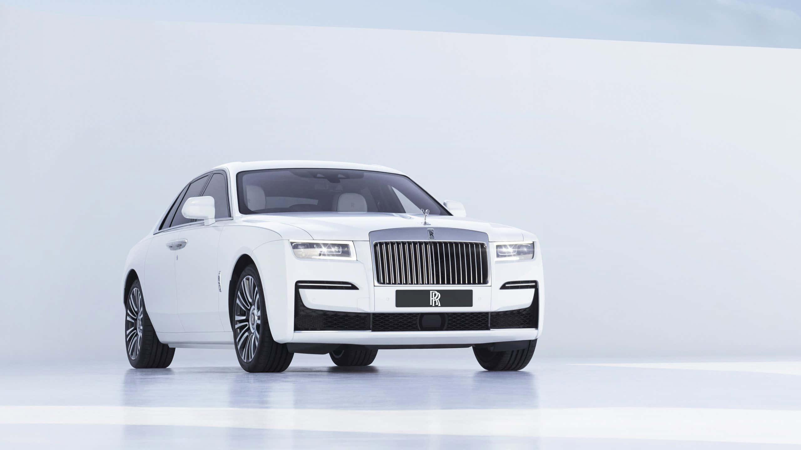 Luxury Rolls Royce Showcased at Dusk — 2560x1440 wallpaper