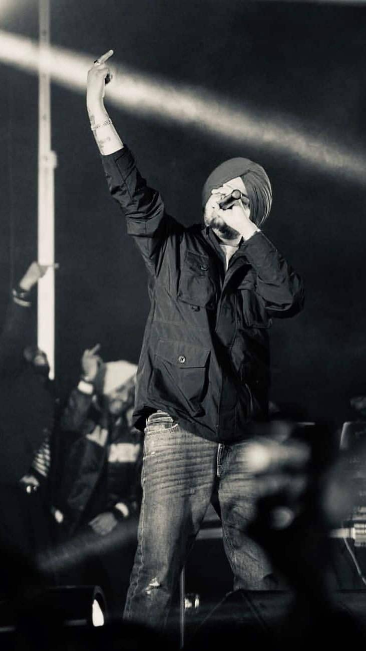 Captivating Snapshot of Sidhu Moose Wala Energizing the Audience