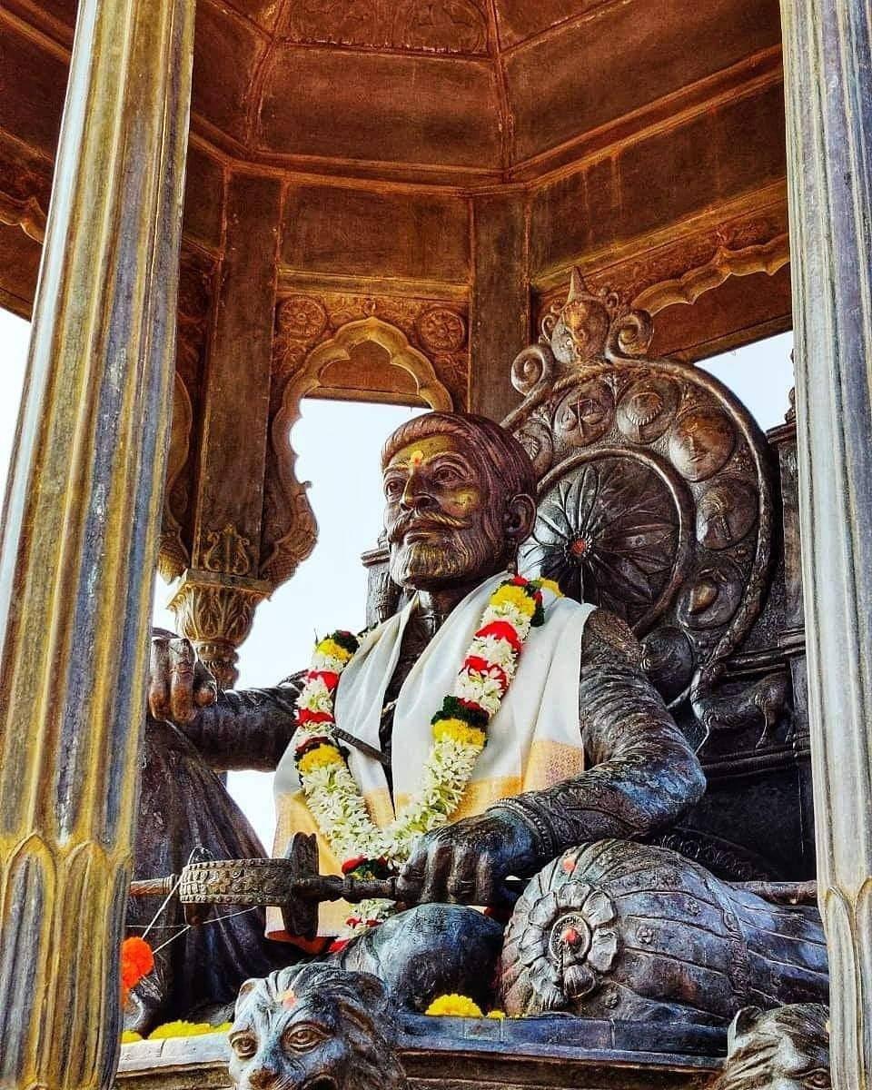 Chhatrapati Shivaji Maharaj With Colorful Garlands — 960x1200 wallpaper