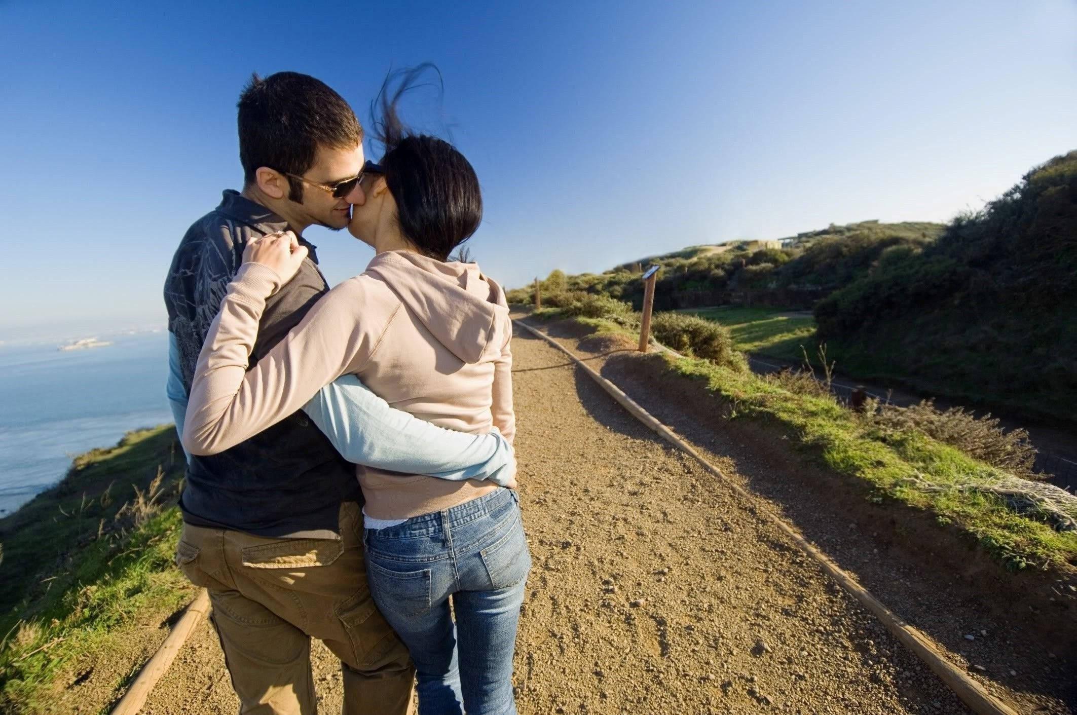 Couple's Romantic Love On A Hill — 2125x1411 wallpaper