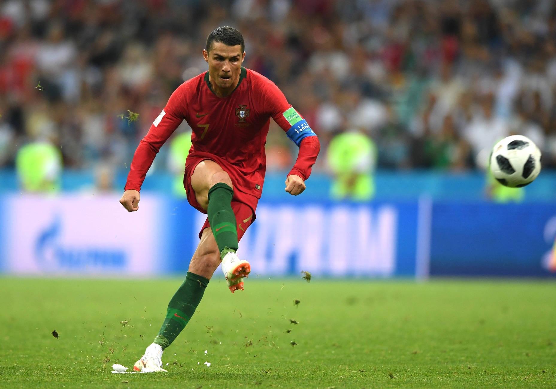 Cristiano Ronaldo sends an incredible kick in the air