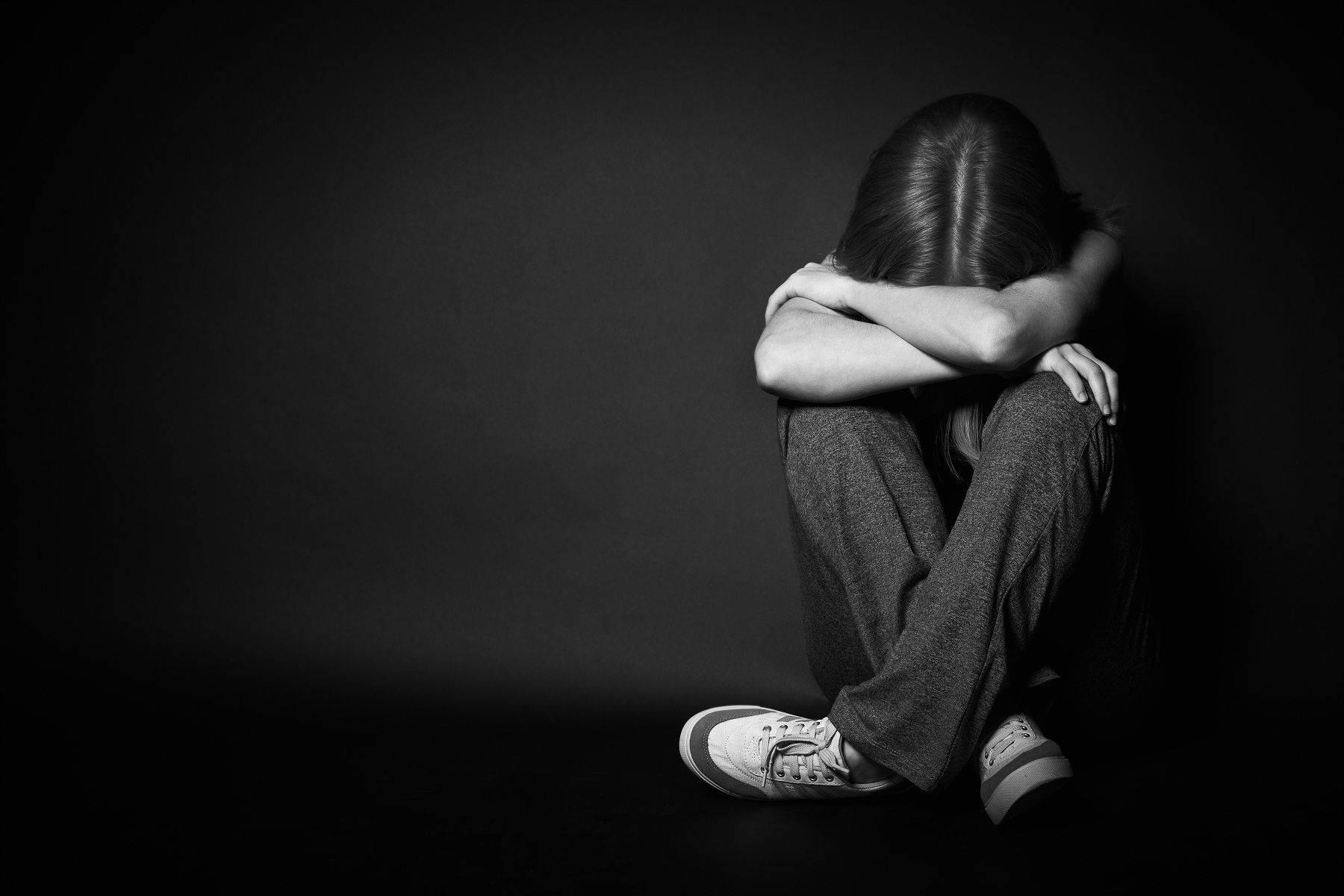 Crying Sad Girl In The Dark — 1800x1200 wallpaper