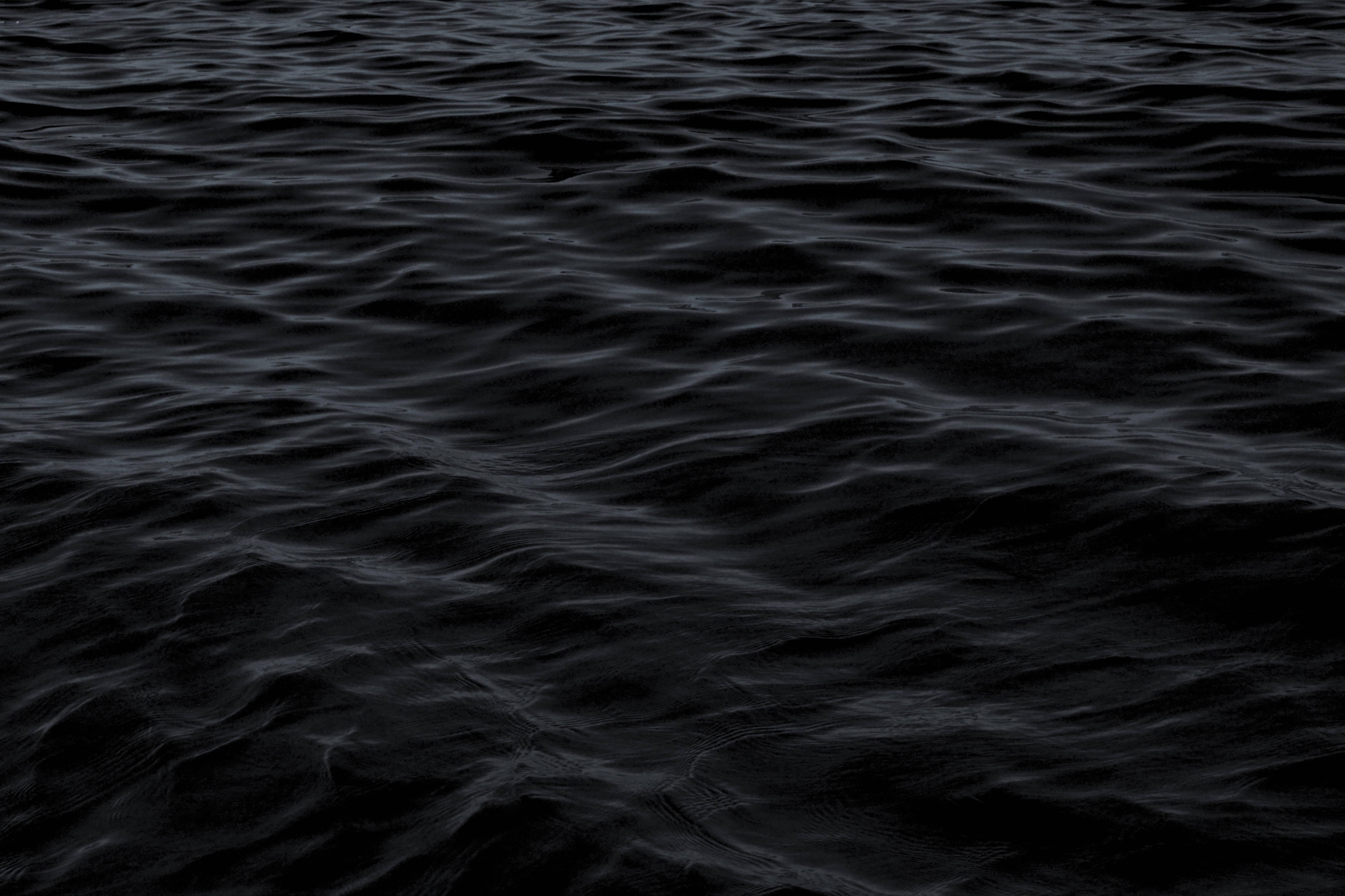 Dark Laptop Beach Waves — 6000x4000 wallpaper