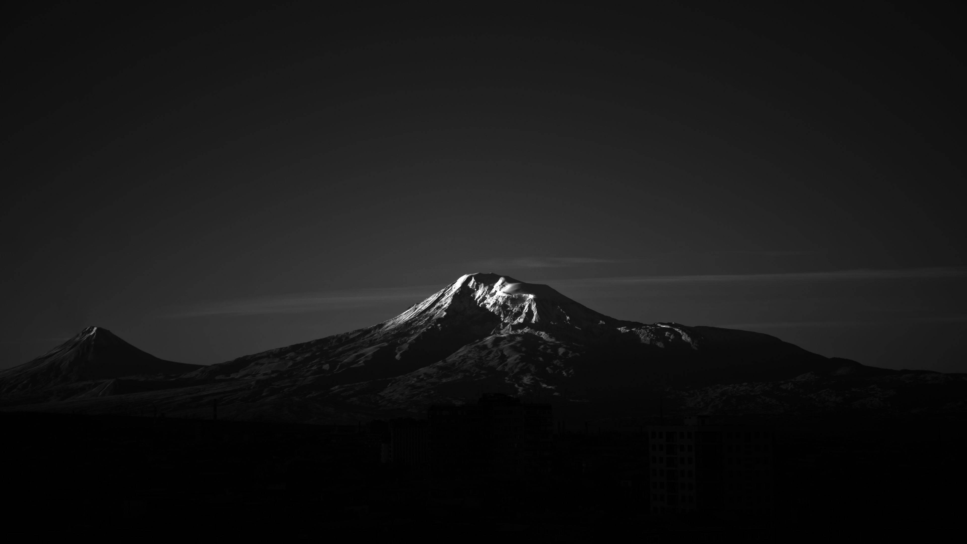 Dark Laptop Mountaintop View — 3840x2160 wallpaper