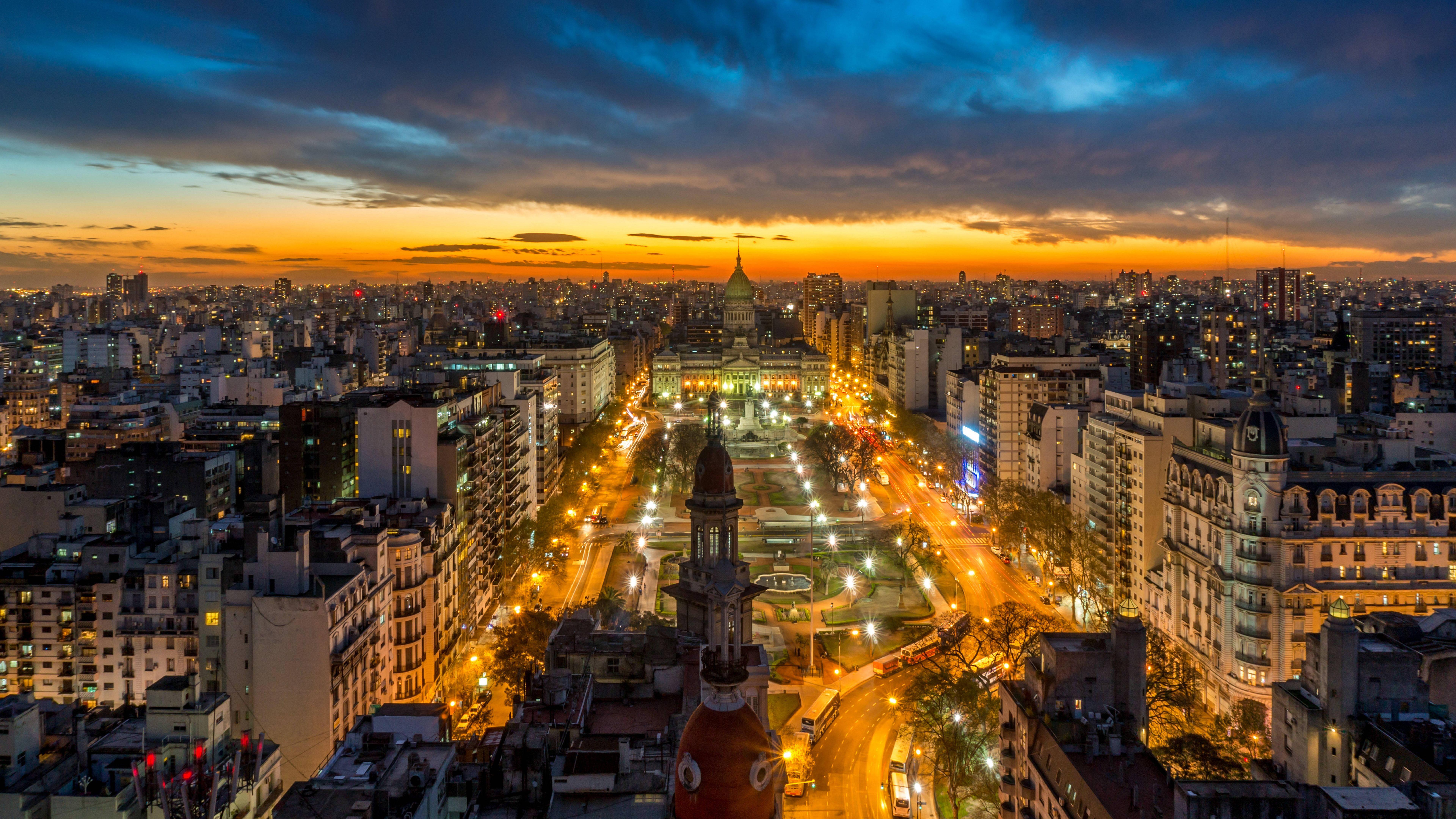 Dusk descends on the beautiful Buenos Aires cityscape. — 7680x4320 wallpaper
