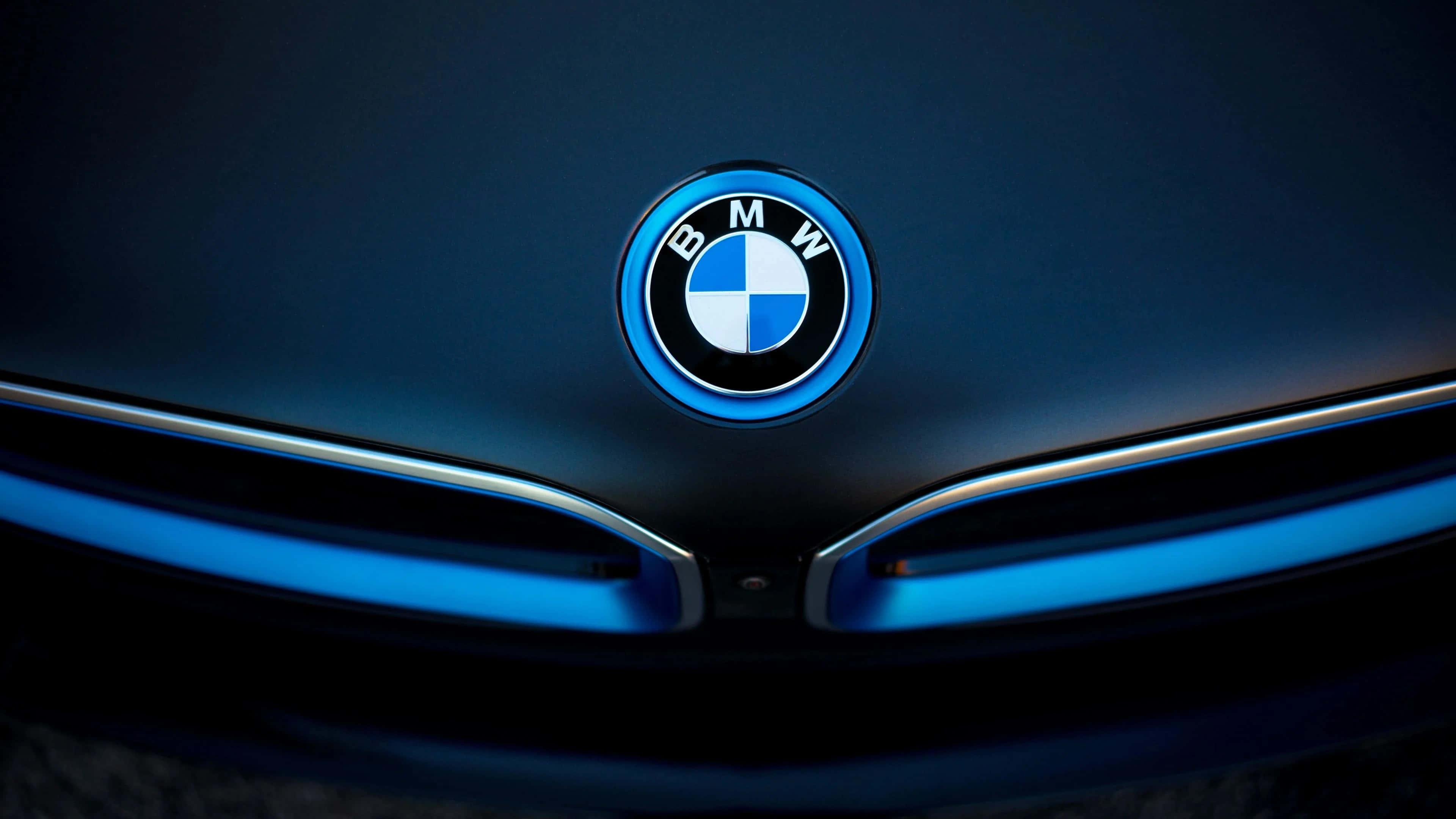 Elegant BMW vehicle parked outside a modern home — 3840x2160 wallpaper