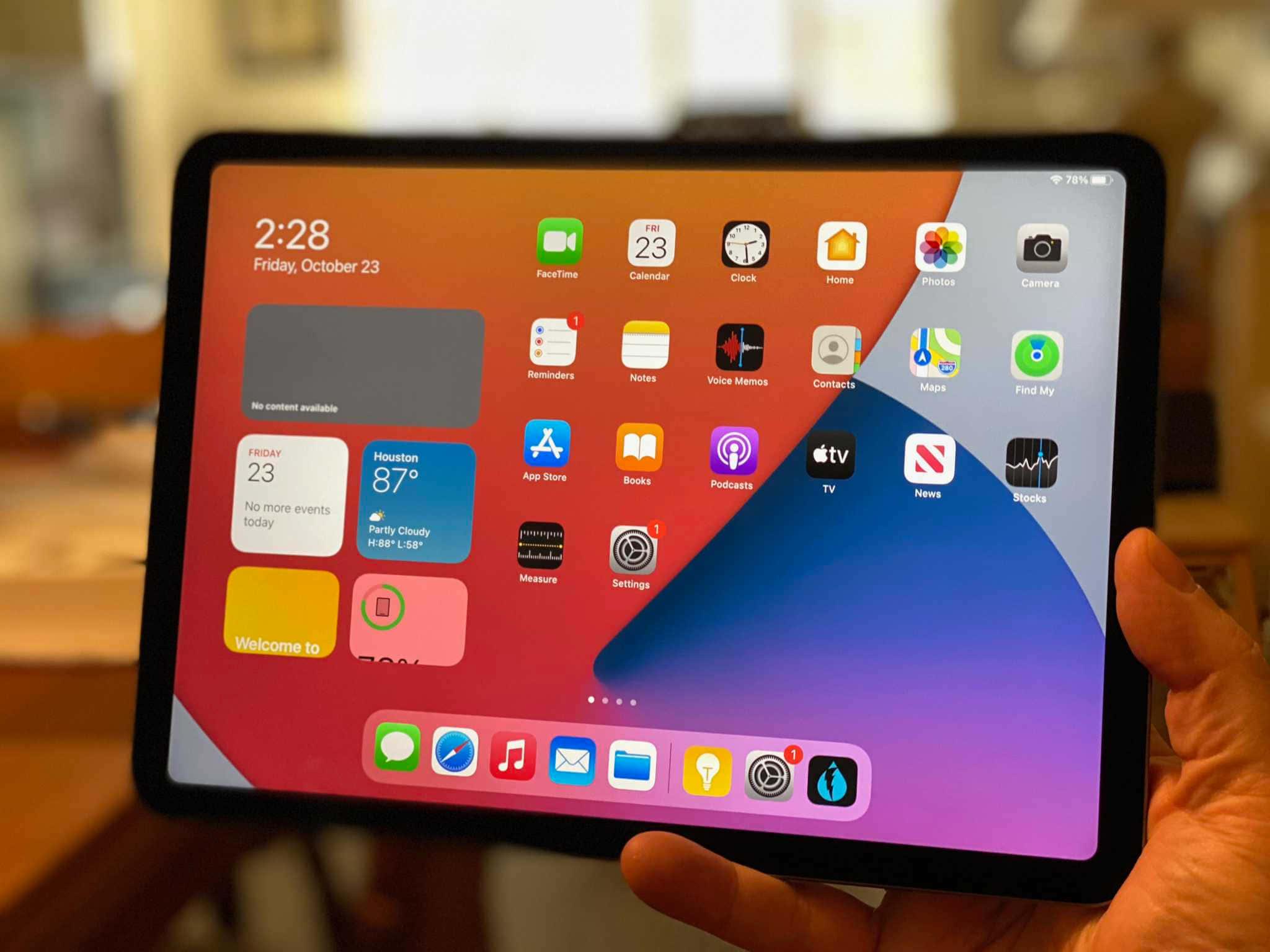 Enjoy a productive and enjoyable experience with iPad — 2048x1536 wallpaper