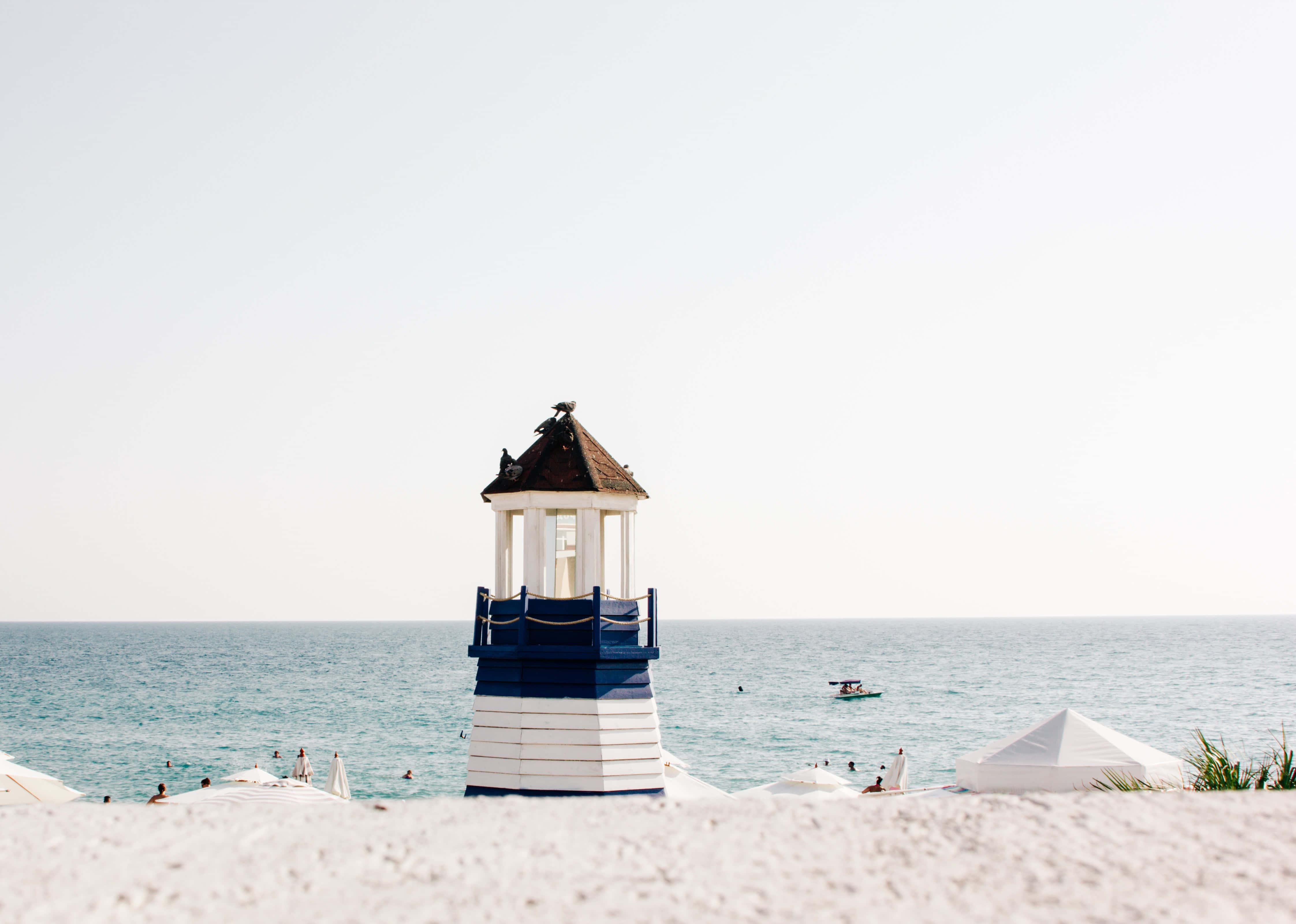 Enjoy a tranquil view of the beach on a sunny day — 4489x3201 wallpaper