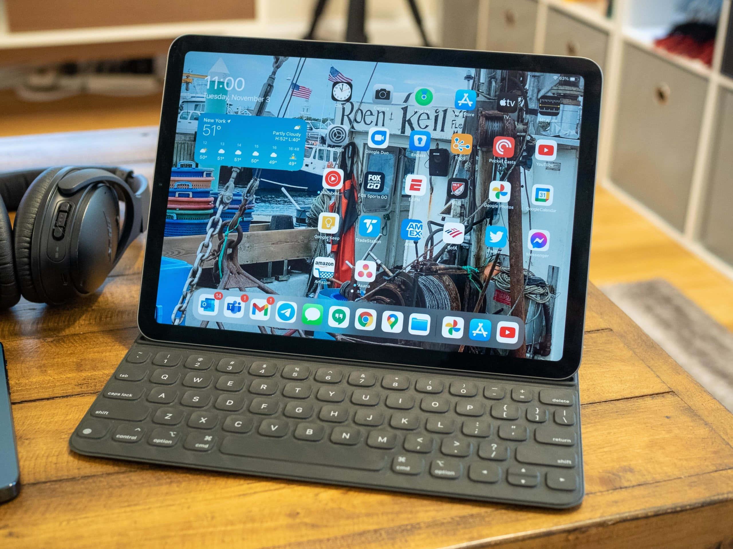 Enjoying a Movie on the iPad — 2560x1920 wallpaper