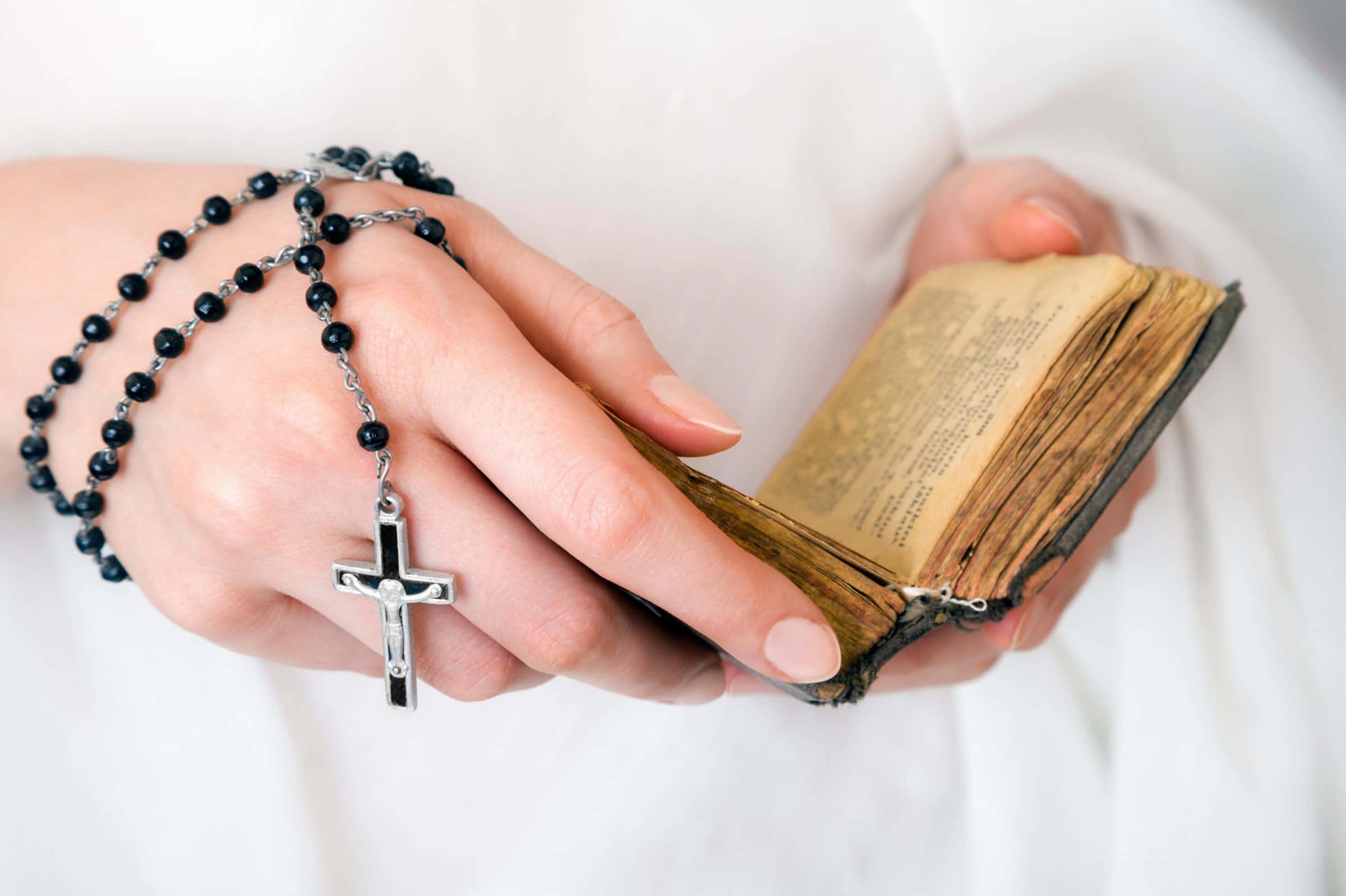 Faith in God help us to overcome through tough times — 2400x1599 wallpaper