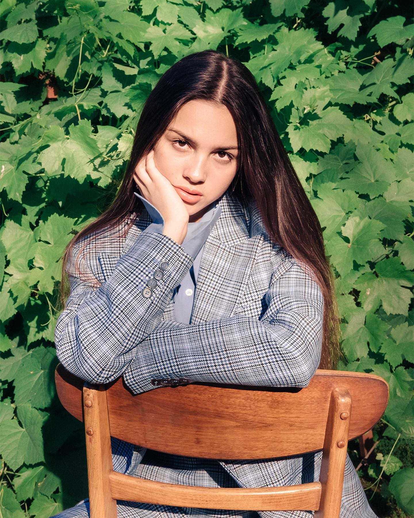 Feel the melodic vibes of Olivia Rodrigo — 1440x1801 wallpaper