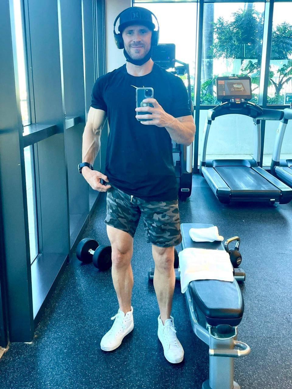 Fitness guru Johnny Sins burning calories at gym — 960x1280 wallpaper
