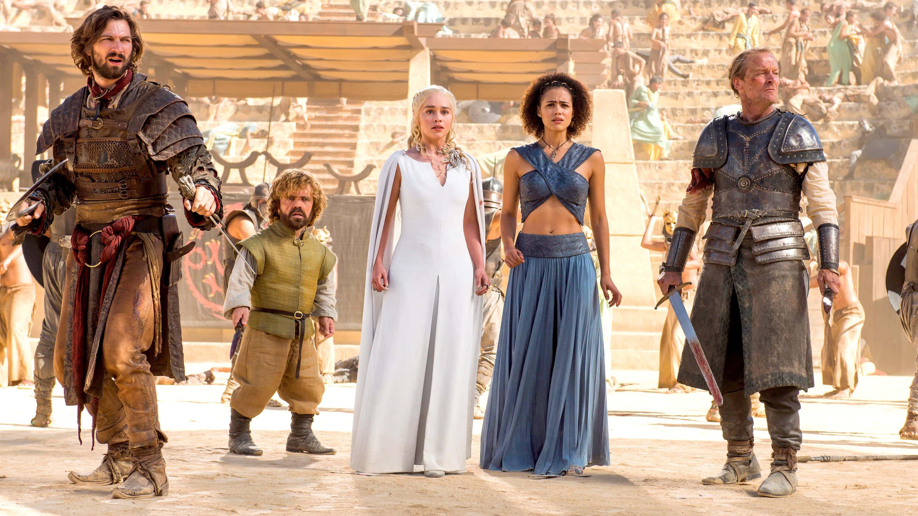 game of thrones - a group of people standing in front of a large crowd — 3000x1688 wallpaper