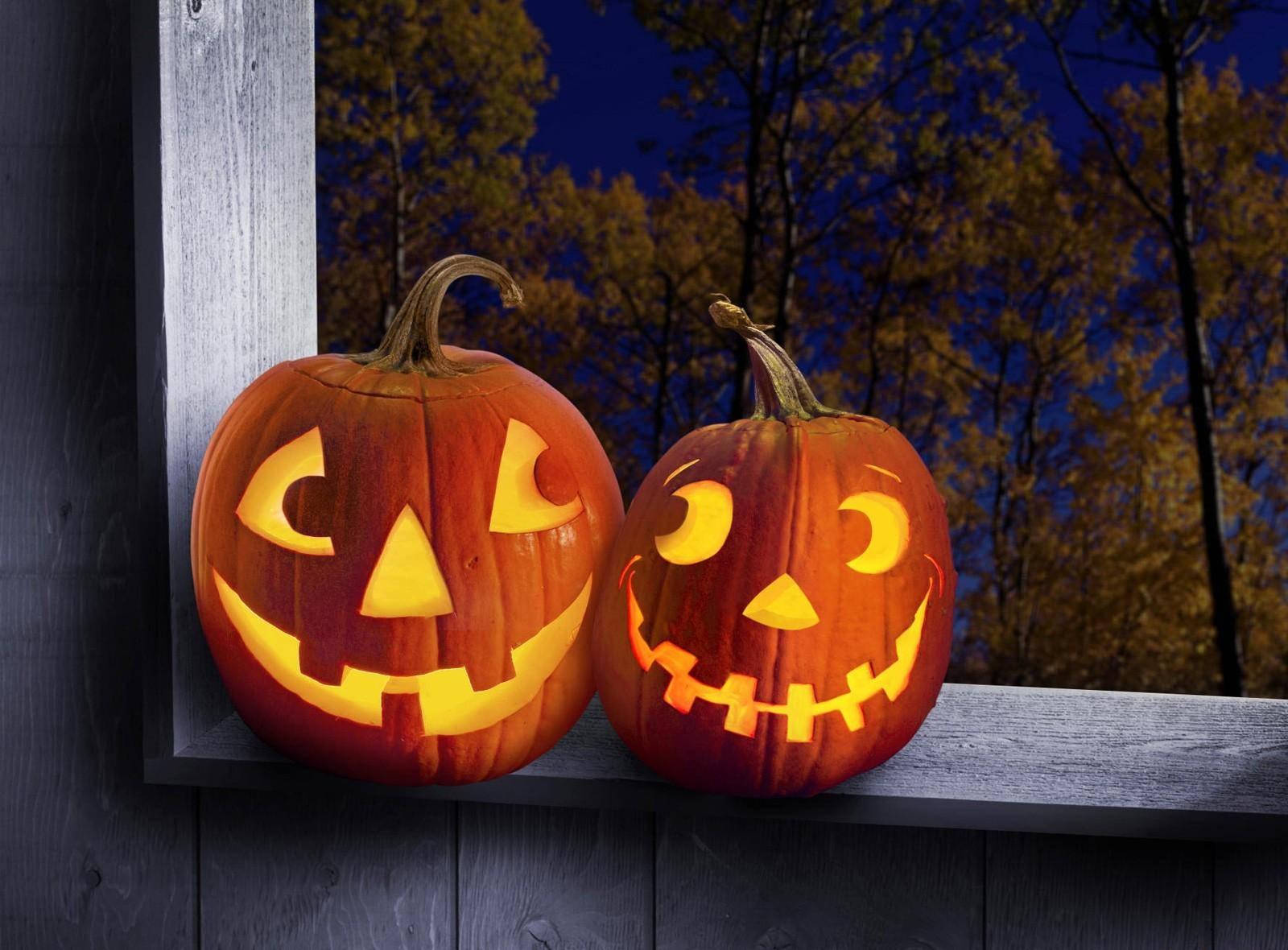 Get ready for Halloween with these smiling pumpkins! — 1600x1180 wallpaper