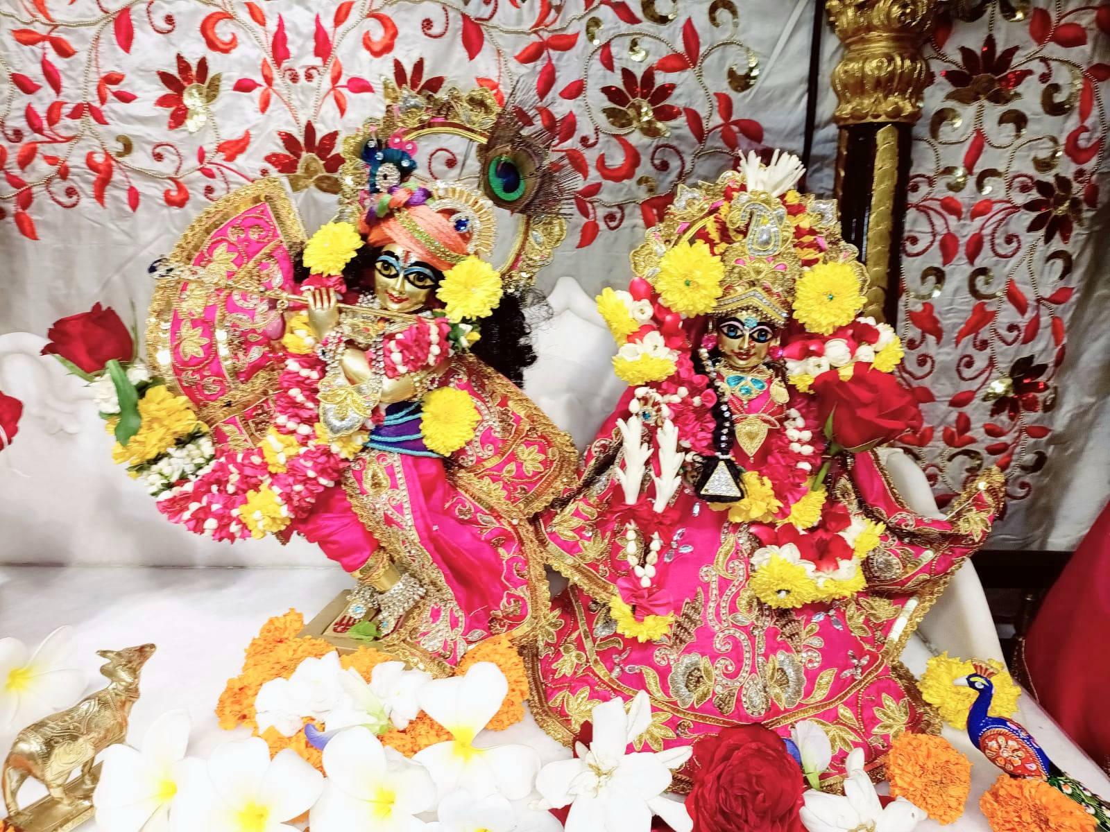 Golden Idol of Radha Krishna in an ISKCON Temple — 1600x1200 wallpaper