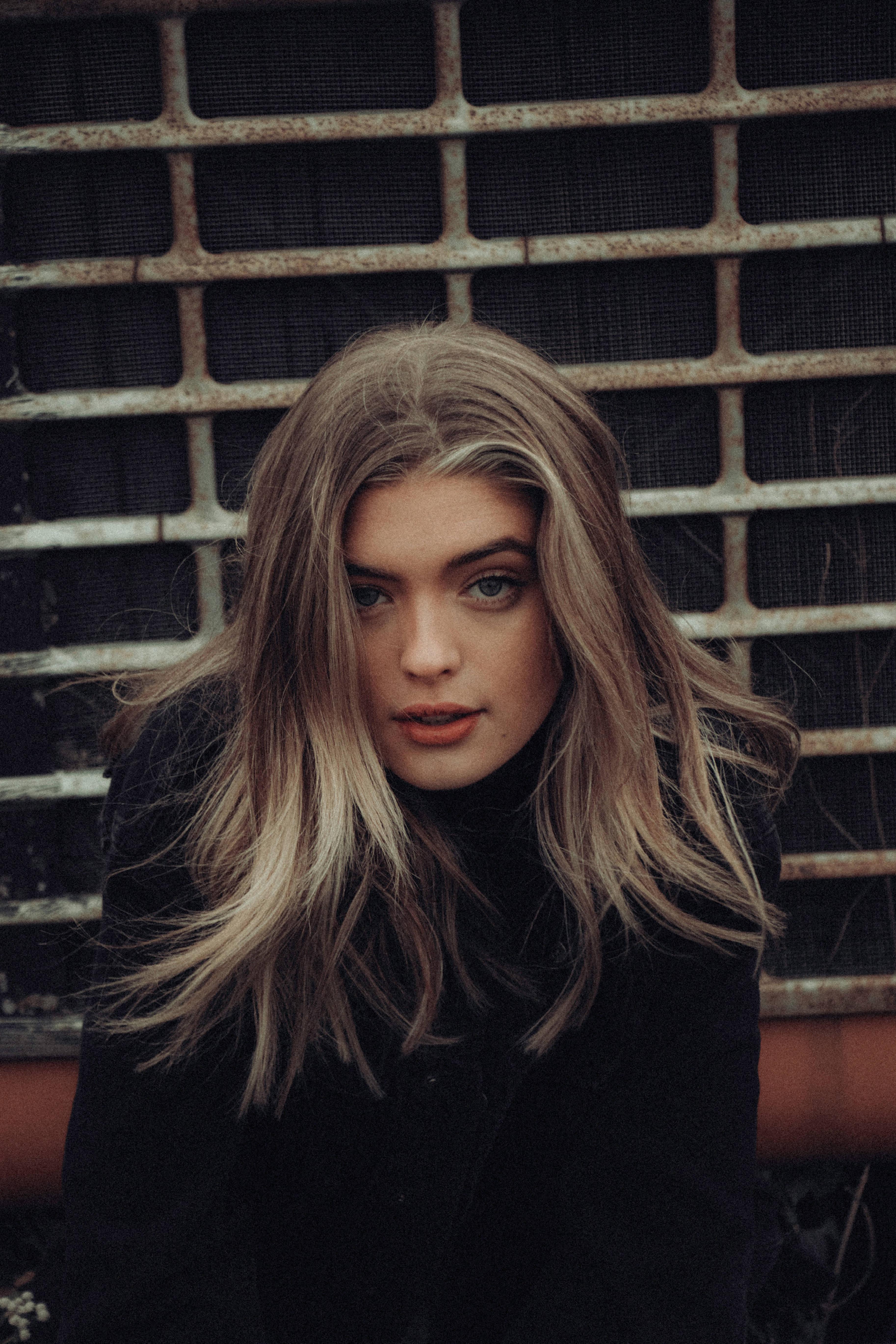 Grunge Girl Portrait — 3652x5477 wallpaper