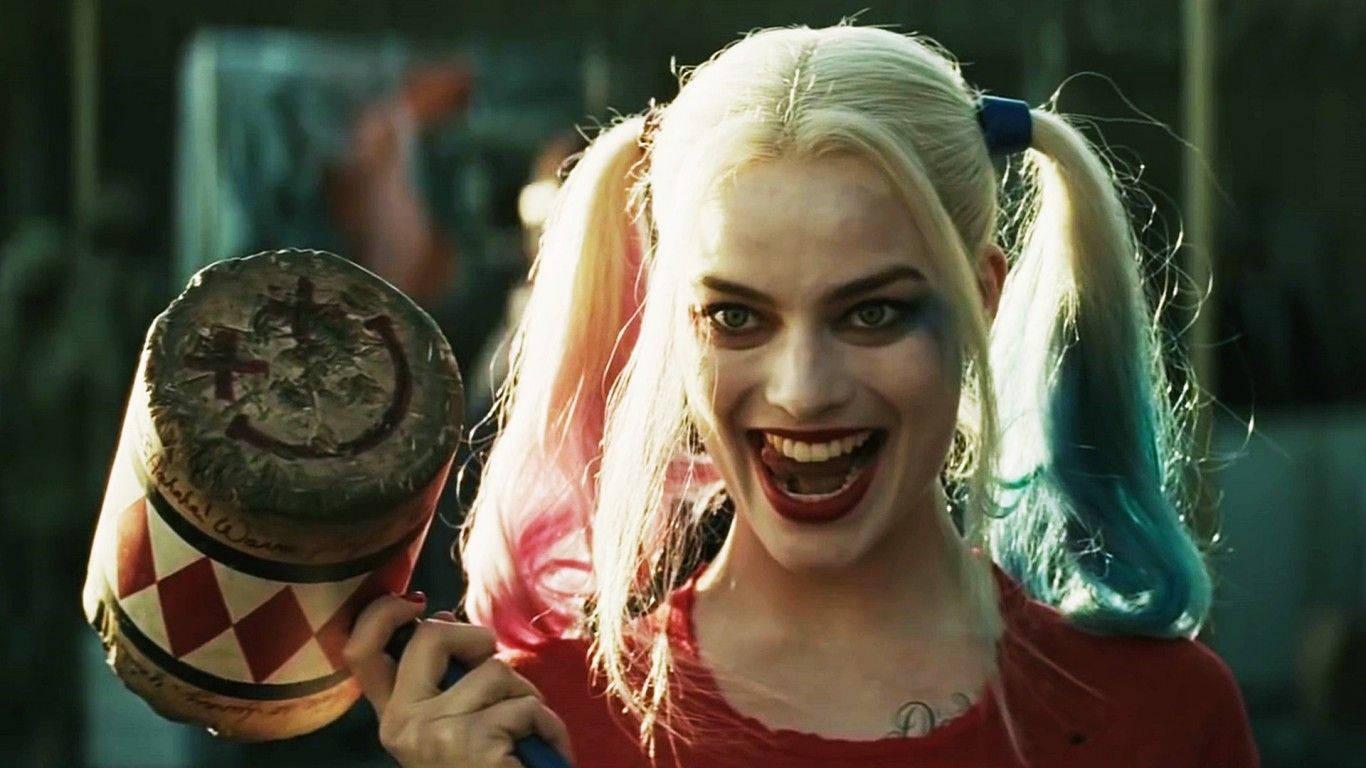Harley Quinn Poses for a Picture in Suicide Squad — 1366x768 wallpaper