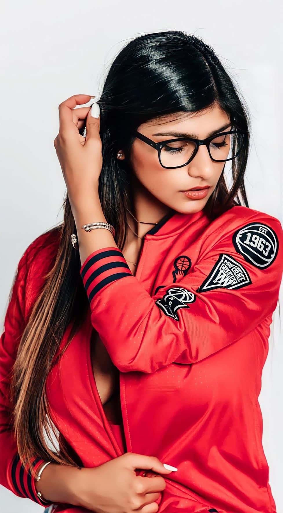 Hot and Sexy Mia Khalifa — 977x1772 wallpaper