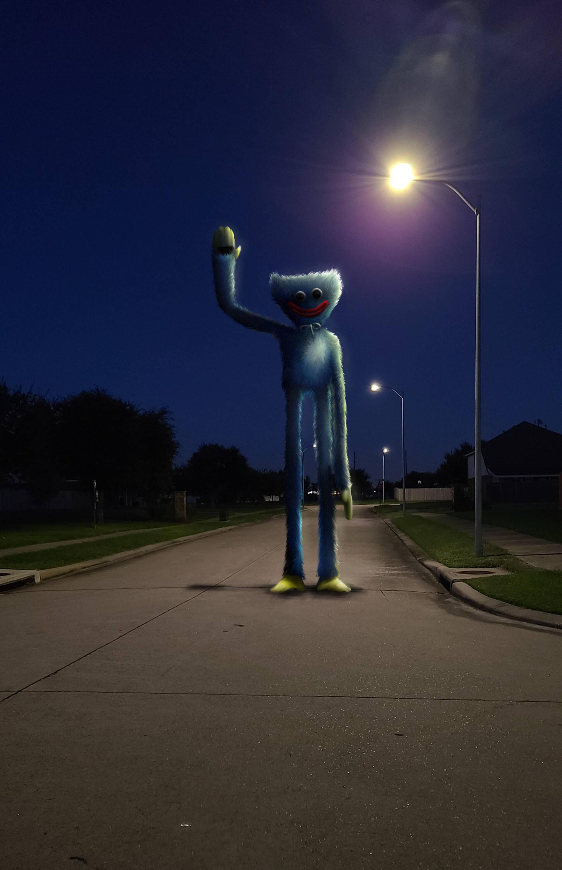 Huggy Wuggy Standing On Street — 1920x2969 wallpaper