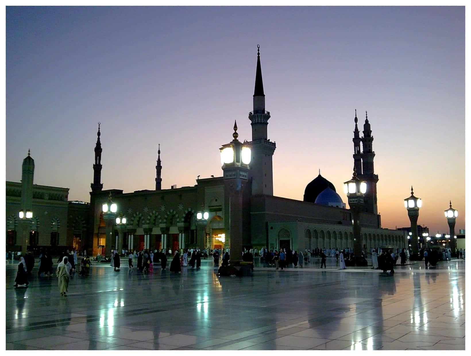Illuminating view of a mosque with a beautiful crescent moon — 1640x1240 wallpaper
