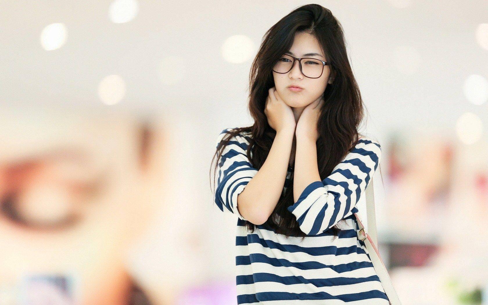 In her solitude, a ray of radiance - An Alone Girl in a Mall. — 1680x1050 wallpaper
