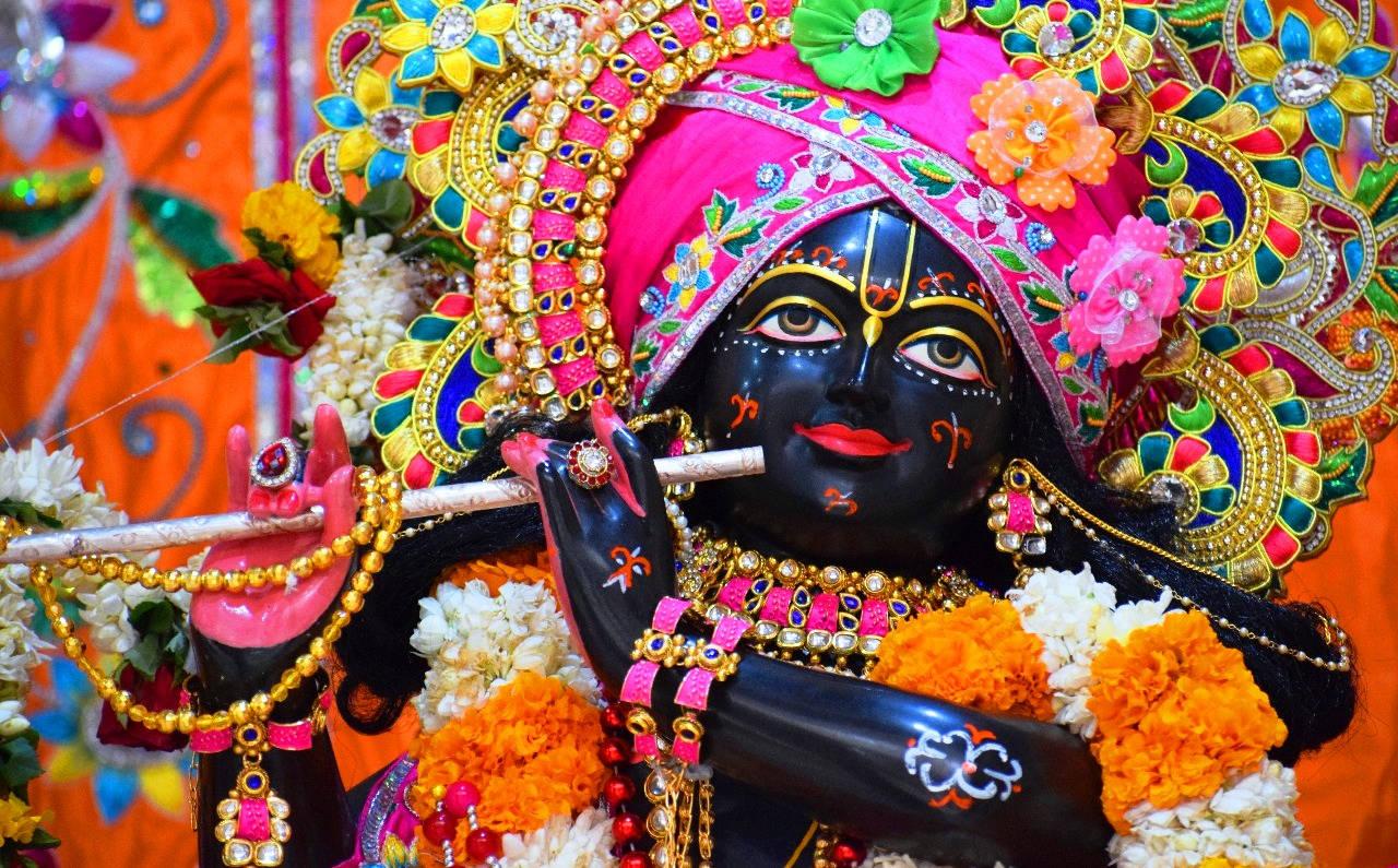 ISKCON Figure Of Krishna In Pink Turban — 1280x795 wallpaper