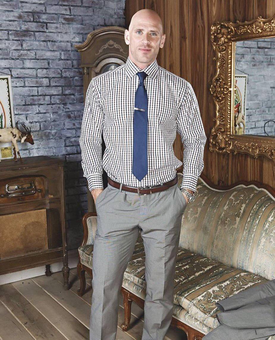 Johnny Sins In Fomalwear — 925x1143 wallpaper