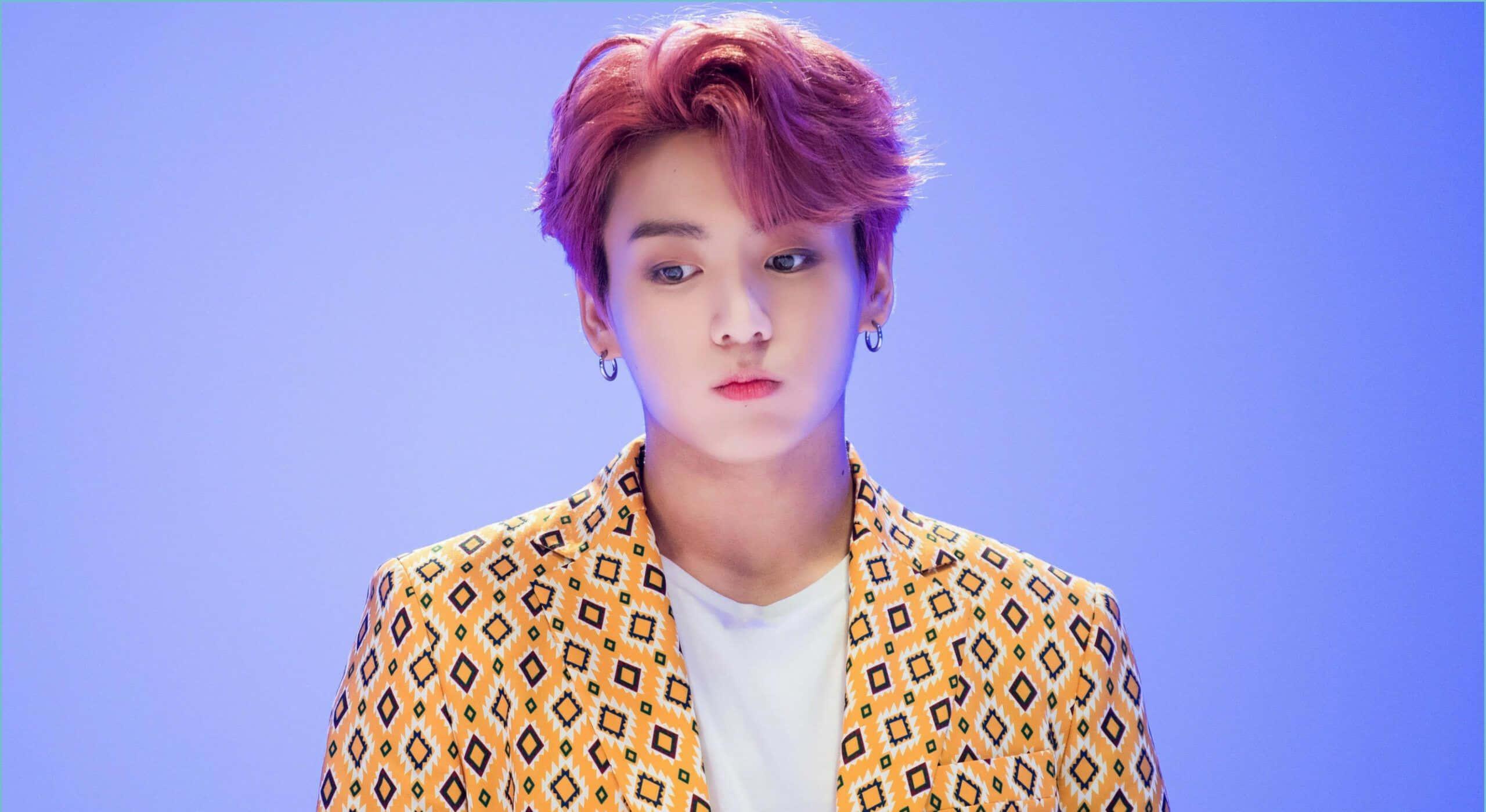 Jungkook mesmerized in a deep gaze — 2560x1399 wallpaper