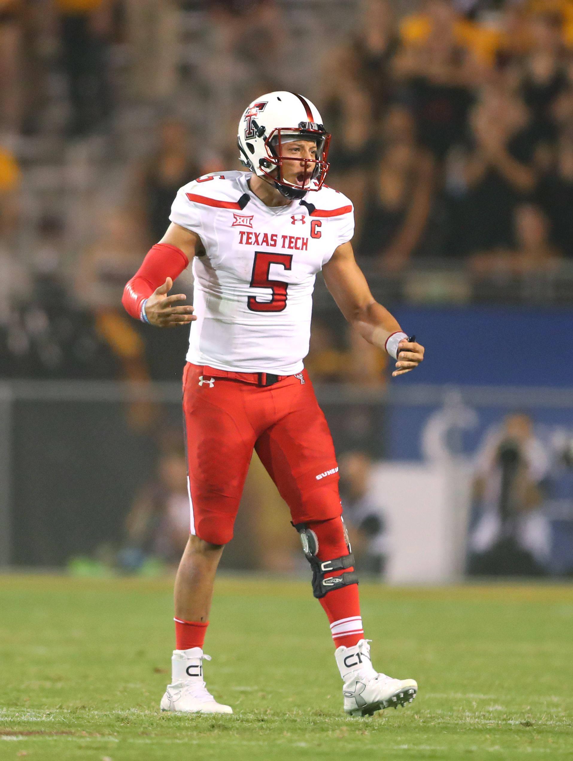 Kansas City Chiefs Quarterback Patrick Mahomes Yelling — 1915x2543 wallpaper
