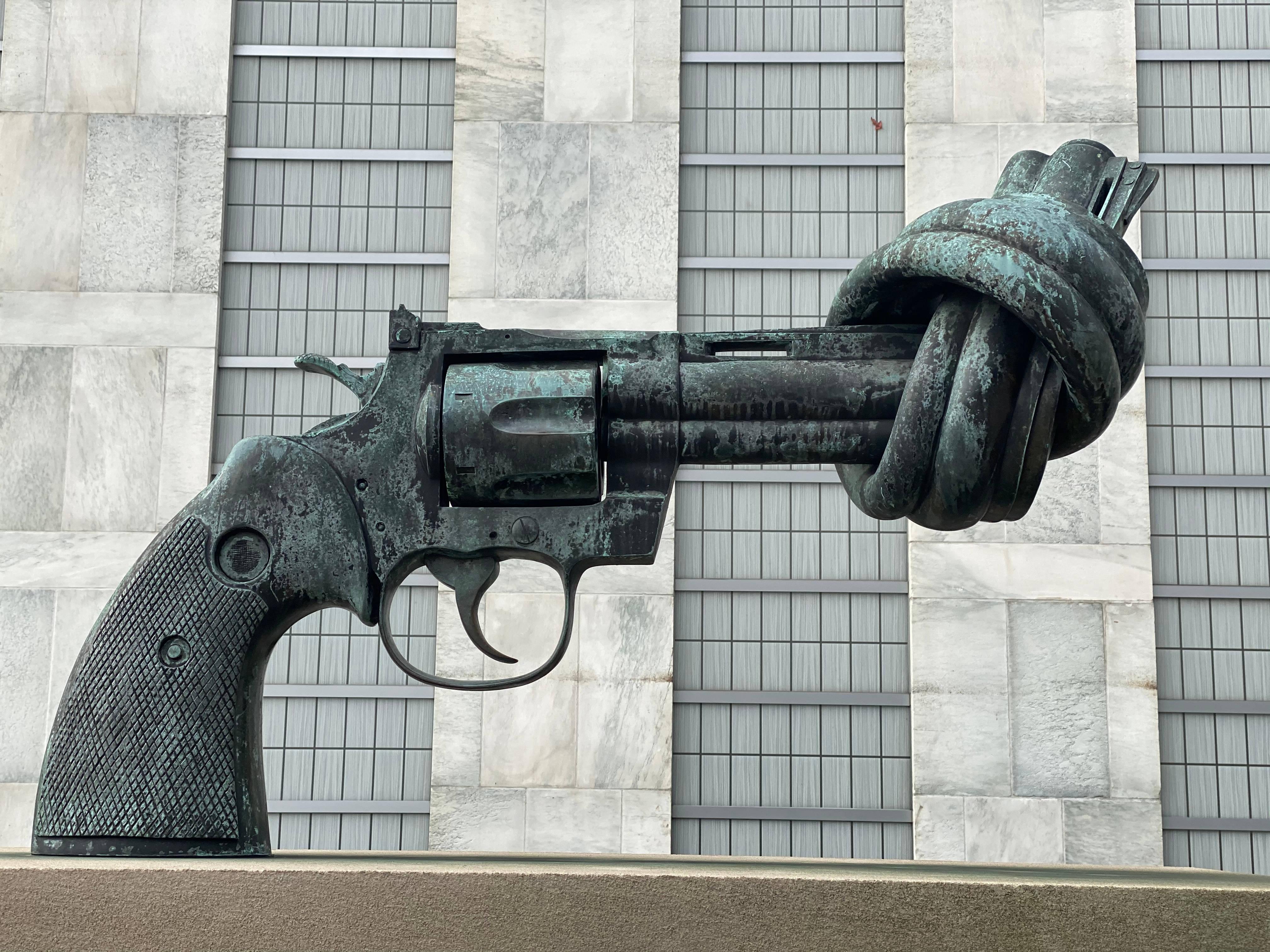 Knotted Gun Statue — 4032x3024 wallpaper