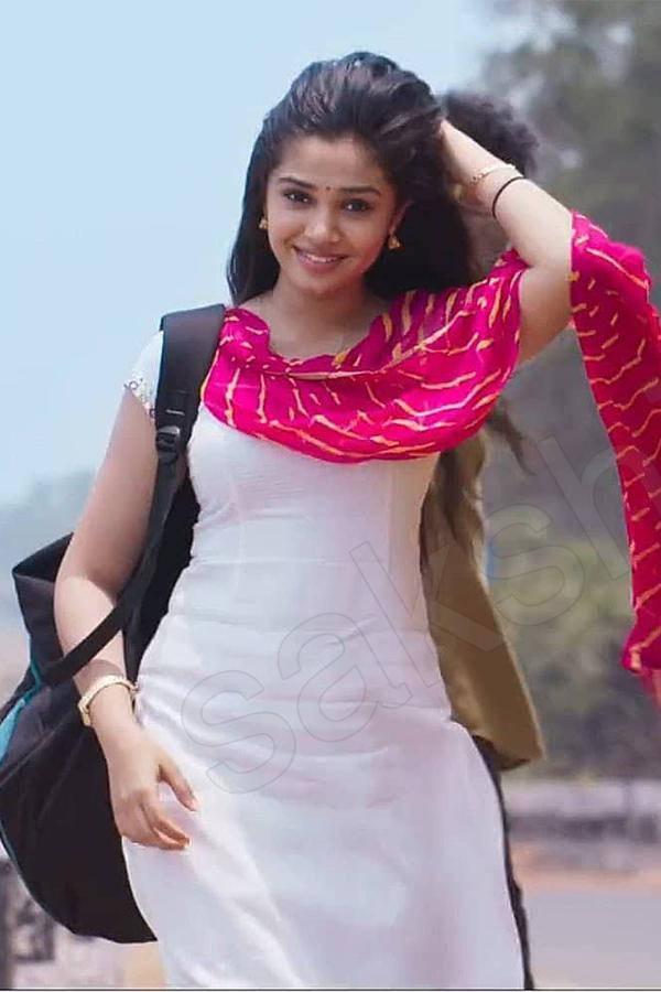 Krithi Shetty Heroine — 600x900 wallpaper