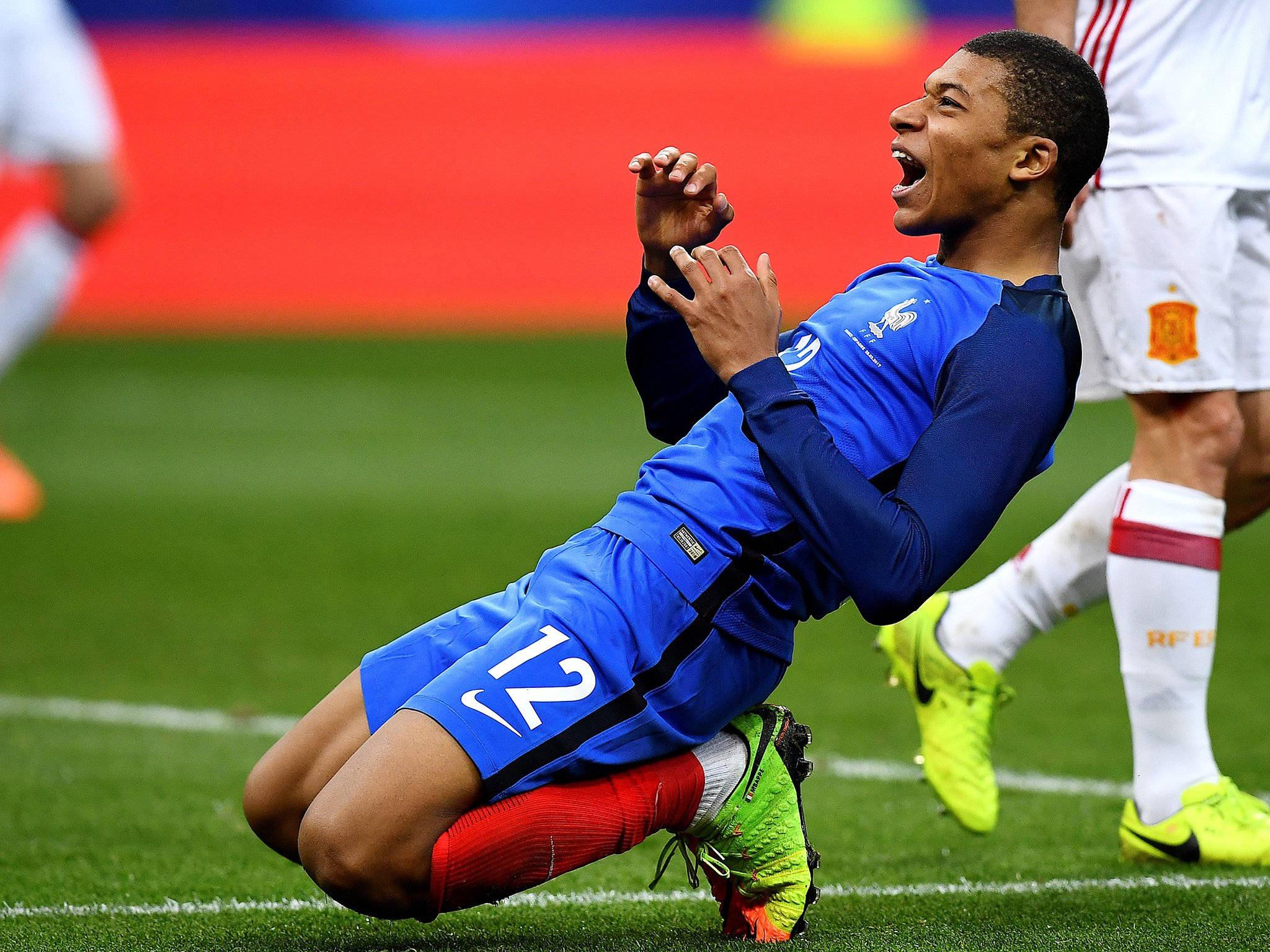 Kylian Mbappe Kneeling As Celebration — 2048x1536 wallpaper