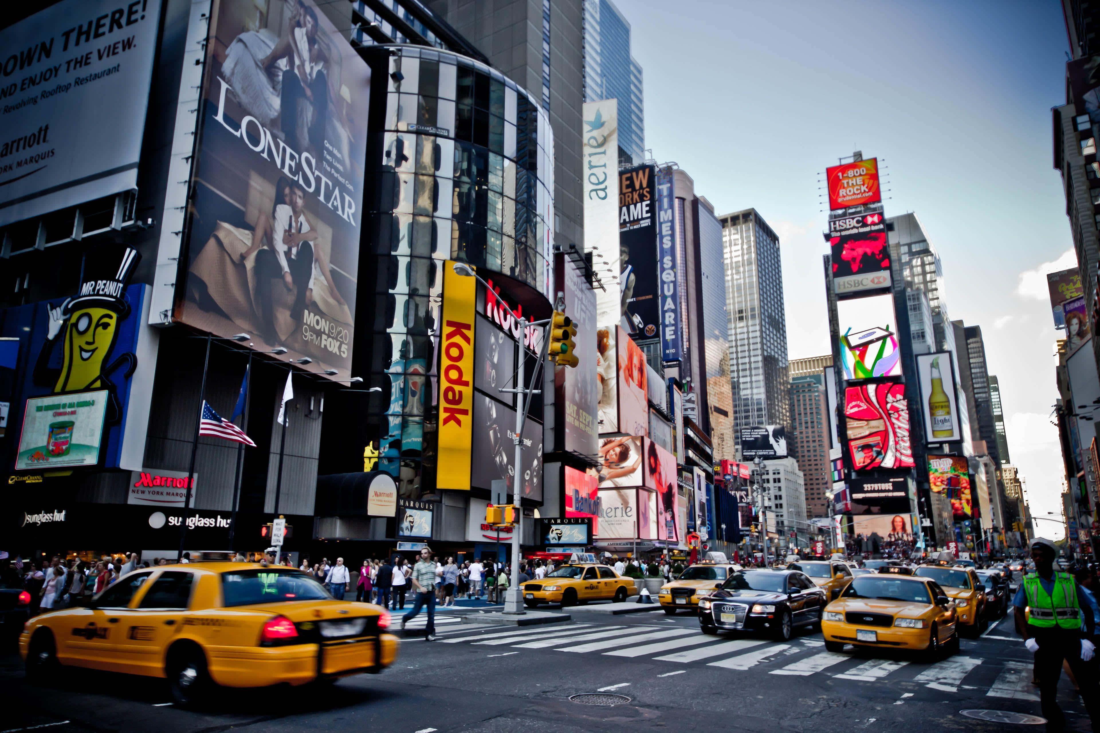 Life in the Big Apple // Description: New York City skyline in all its glory with a bustling city below // Keywords: NYC, Big Apple, skyline, metropolis, urban, buildings, lights, horizon, water, harbour — 3840x2560 wallpaper