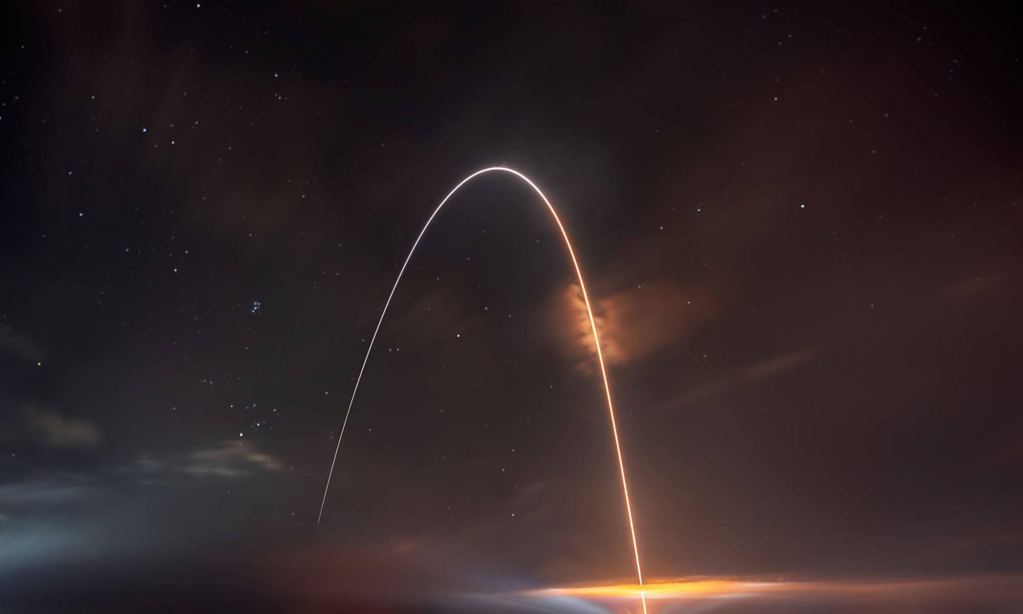 Light Arc In Universe — 2000x1200 wallpaper