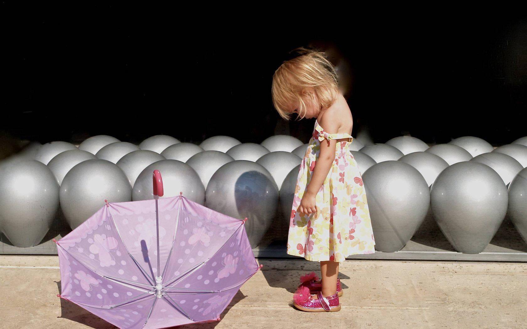 Little girl enjoying a day out in the rain — 1680x1050 wallpaper