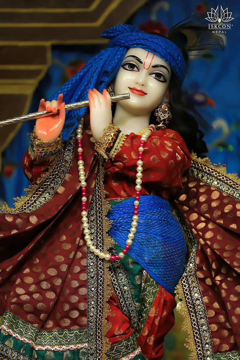 Lord Krishna adorned in royal attire at ISKCON temple — 800x1199 wallpaper