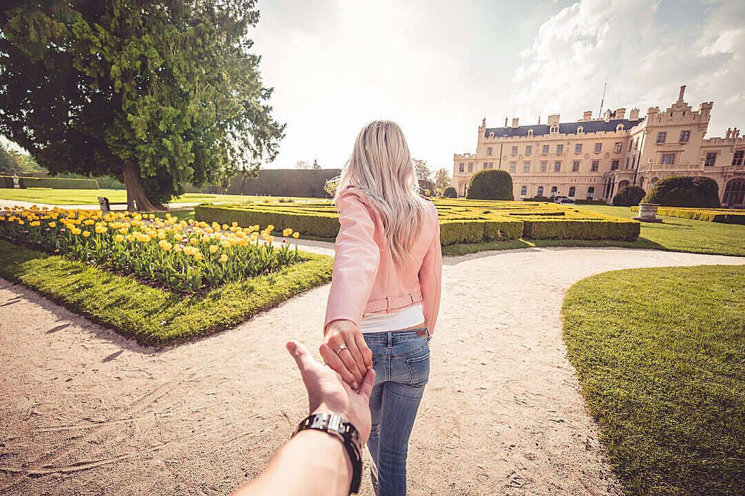 Love Cute Couple On The Garden — 1080x720 wallpaper