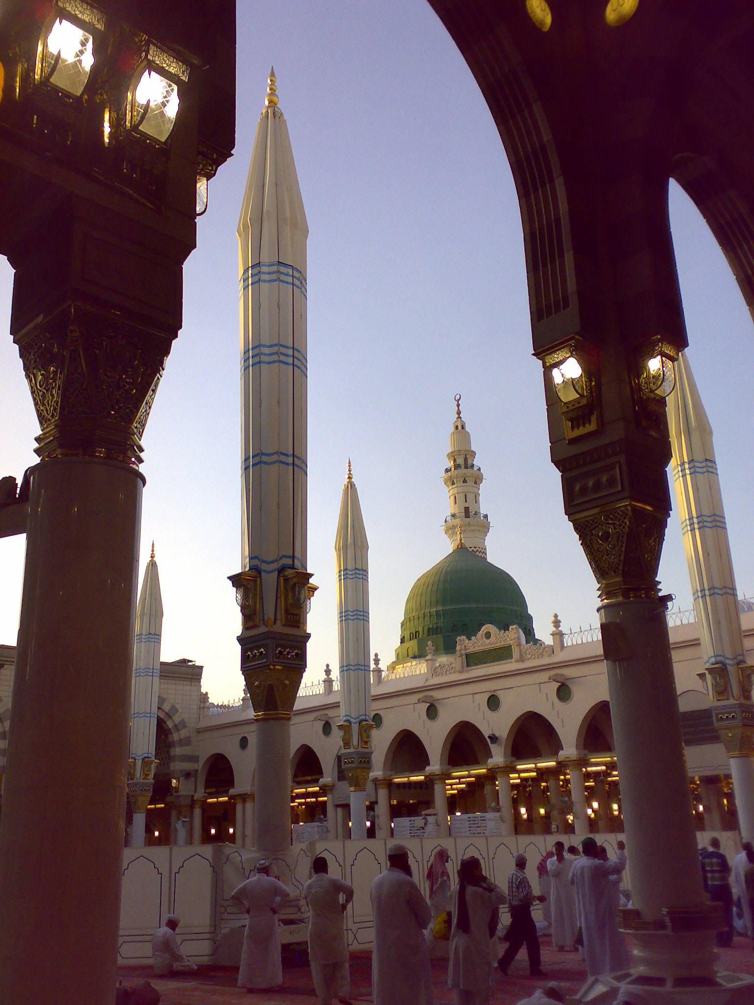Madina Sharif And Pilgrims — 1536x2048 wallpaper