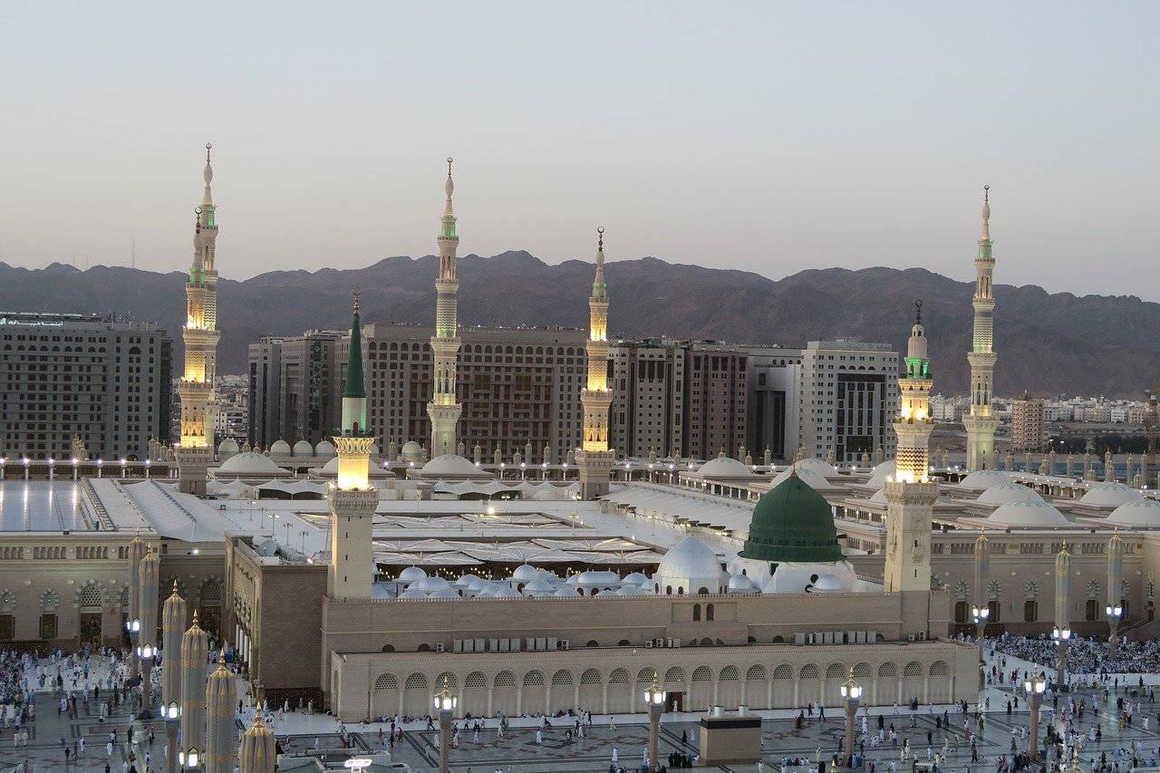 Madina Sharif With Mountains — 1280x853 wallpaper
