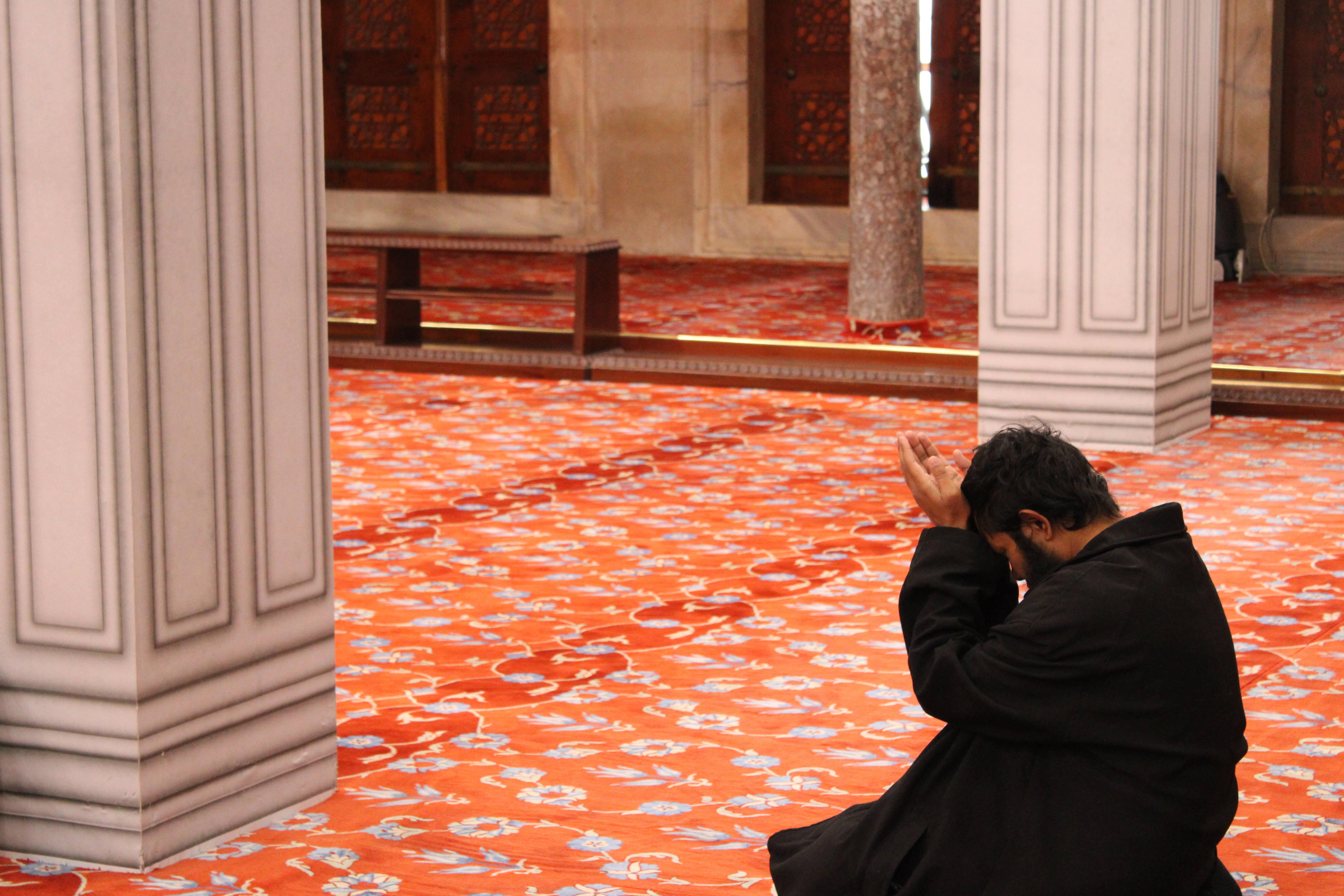 Man Praying To Allah — 6000x4000 wallpaper