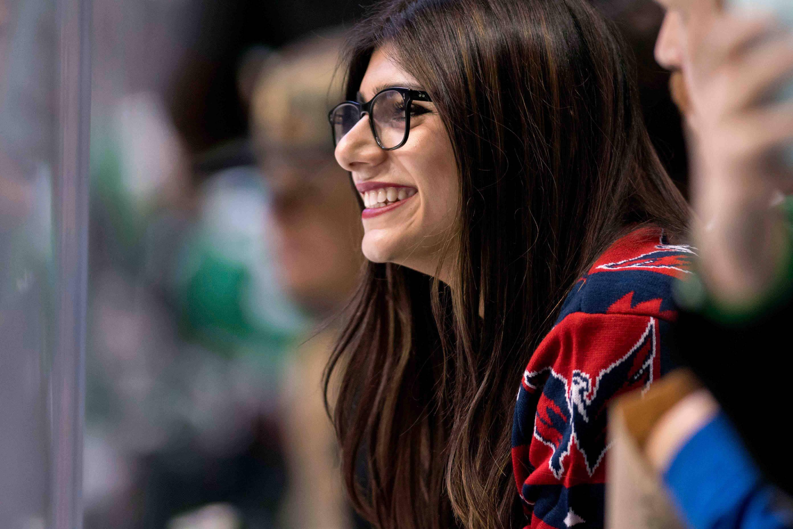 Mia Khalifa Courtside Seat — 2784x1856 wallpaper