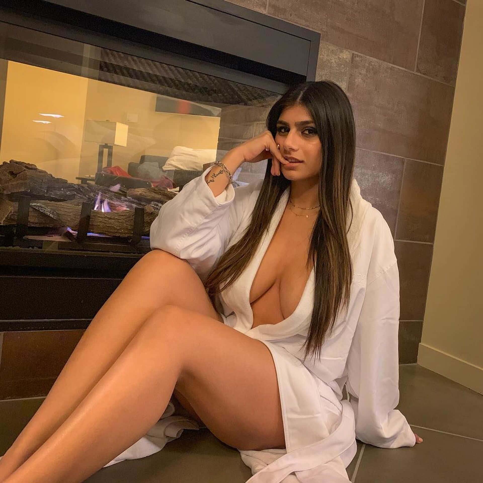 Mia Khalifa Enjoying Summer — 1920x1920 wallpaper