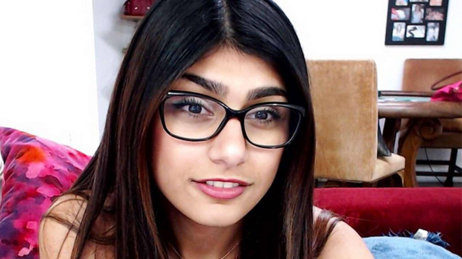 Mia Khalifa Half Smile — 1600x900 wallpaper