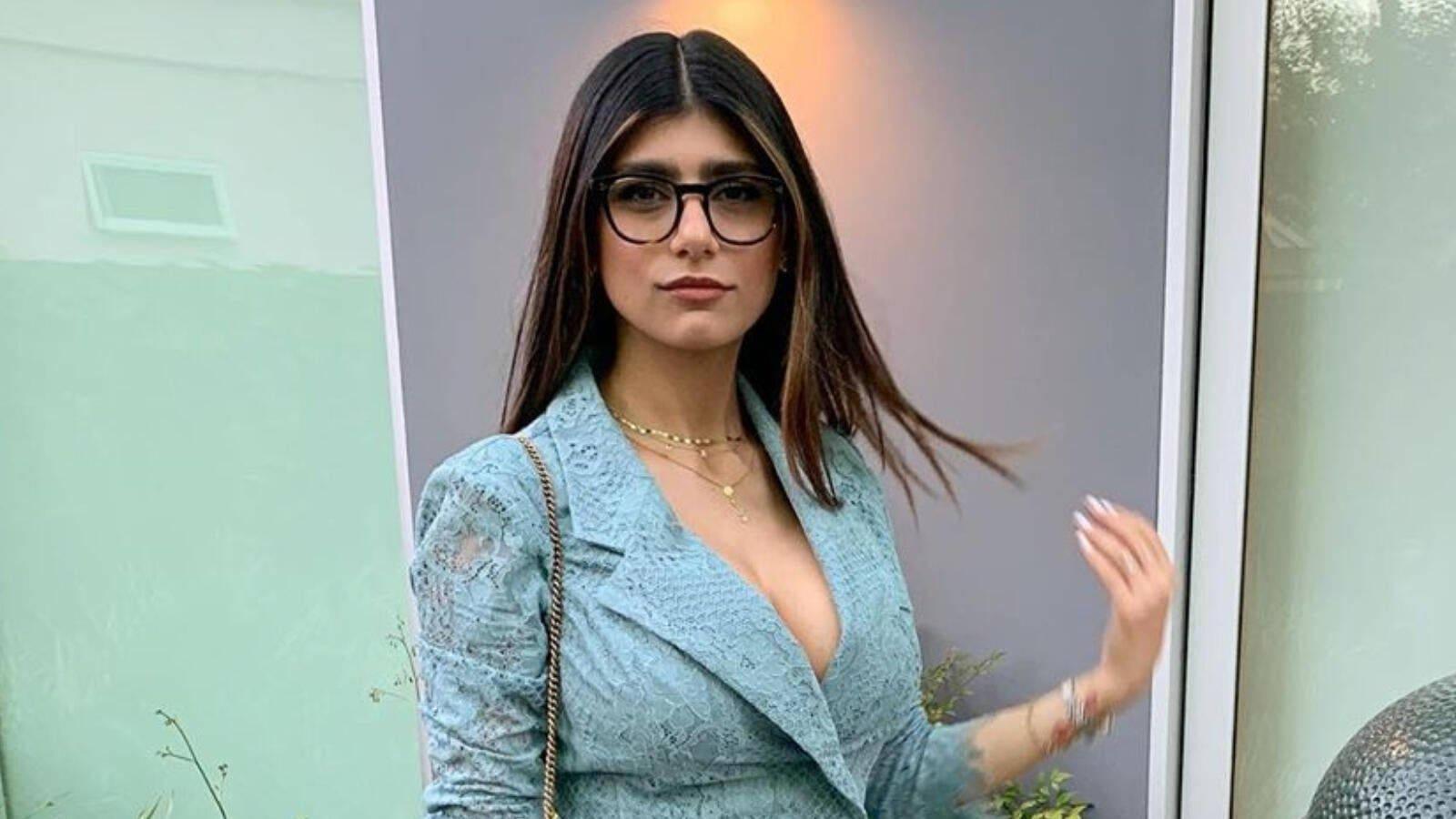 Mia Khalifa Wearing A Suit — 1600x900 wallpaper