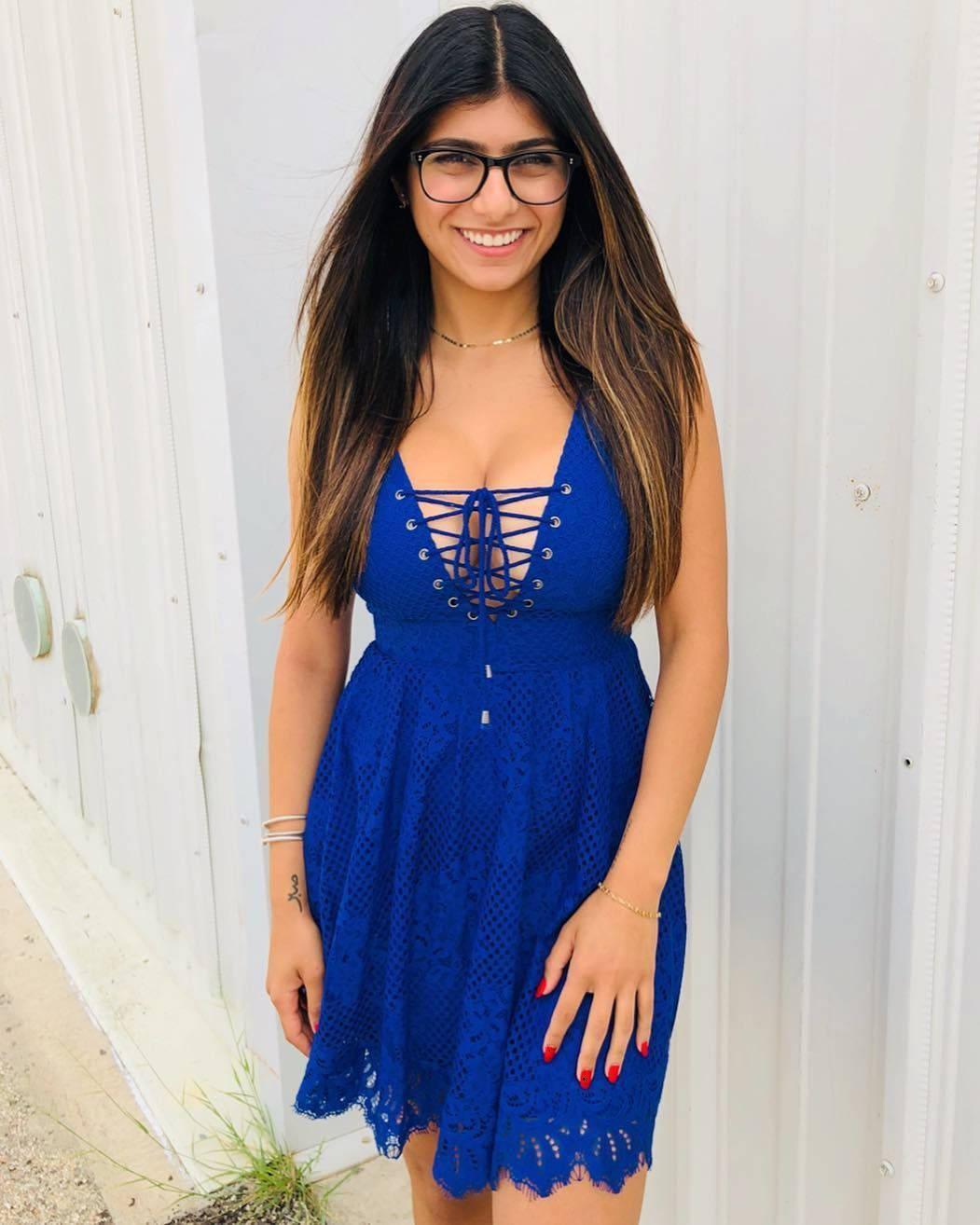 Mia Khalifa Wearing Blue Dress — 1051x1314 wallpaper
