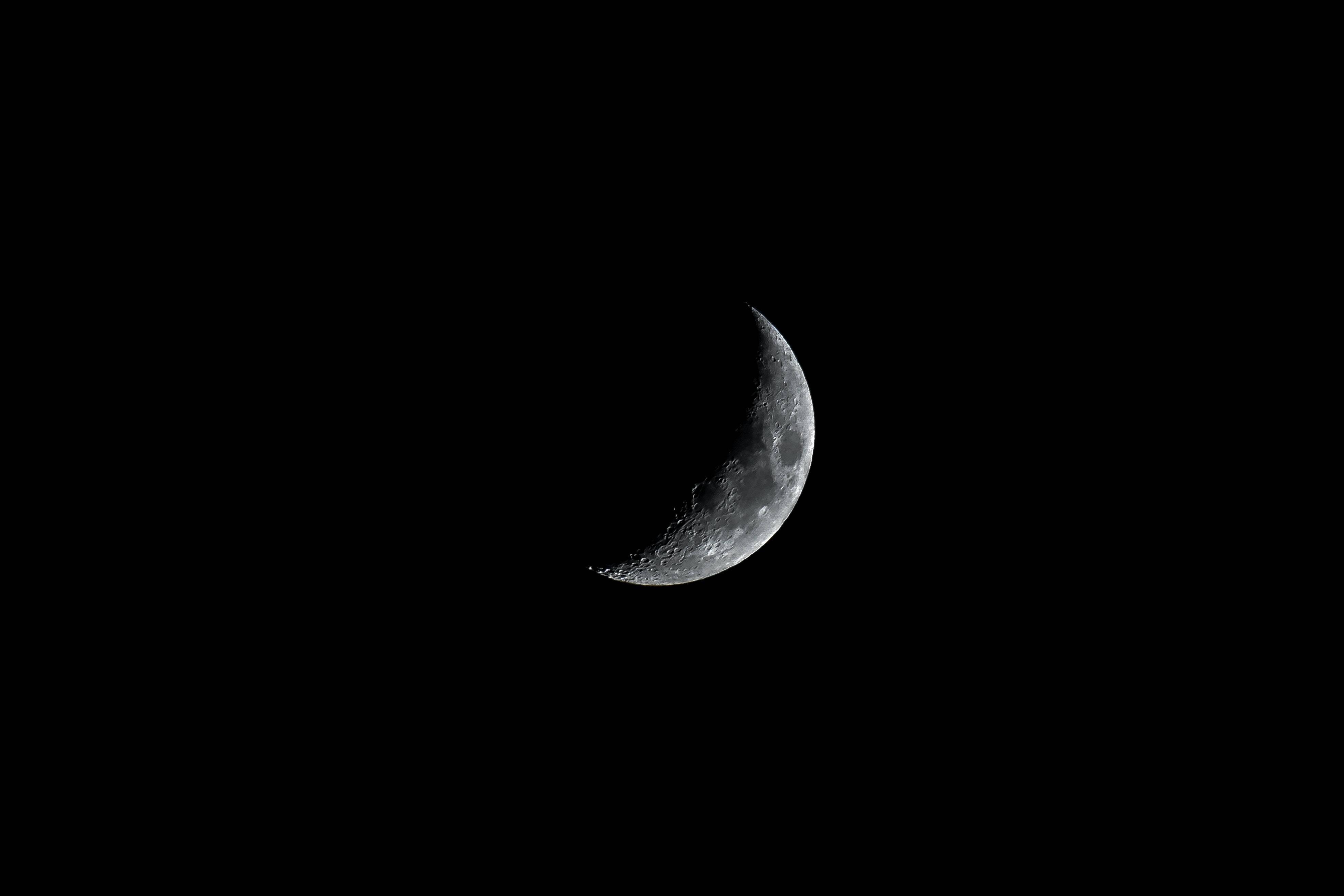 Minimalist Moon Desktop 4K — 3936x2624 wallpaper