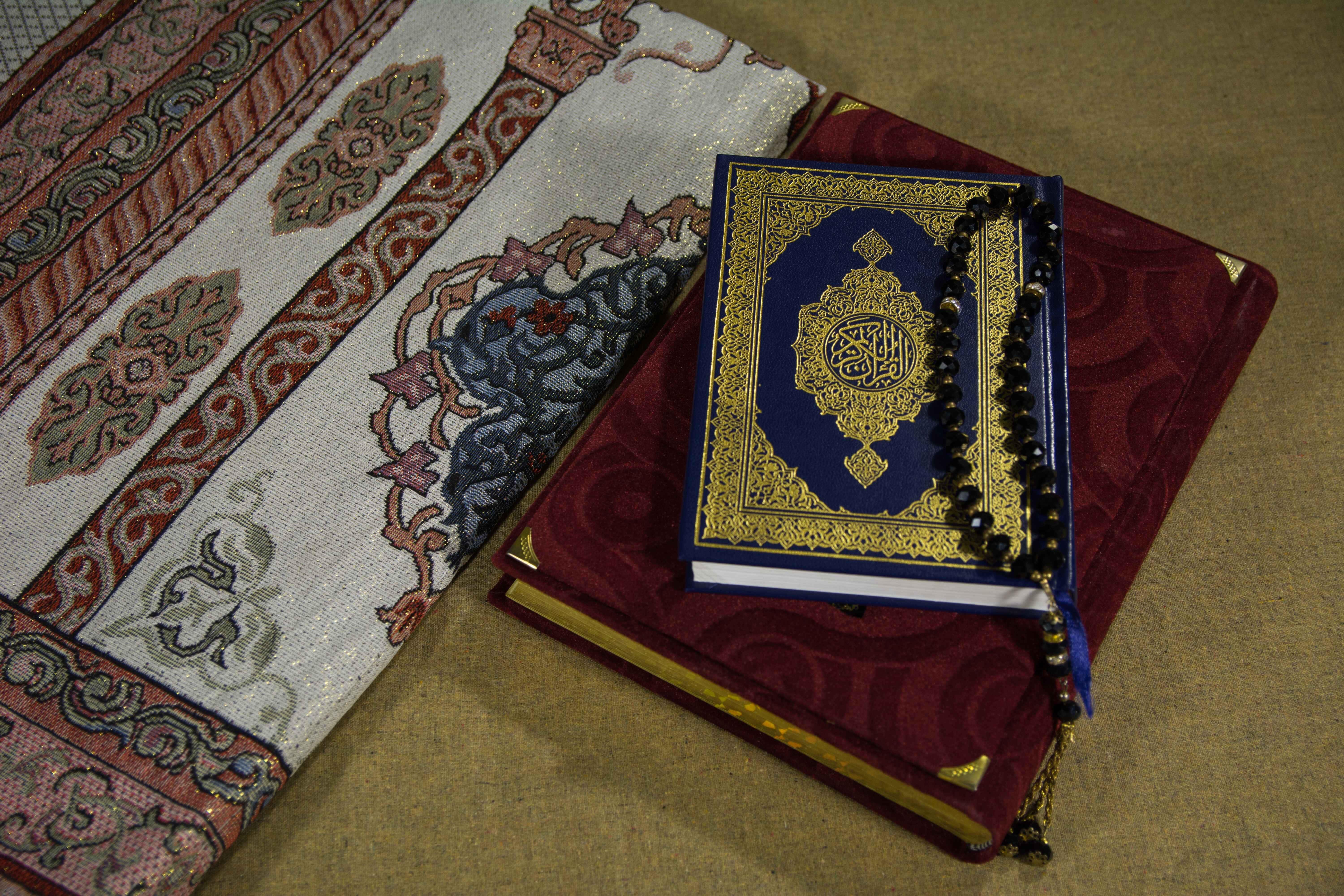 Misbaha Atop A Quran Islamic Background — 6000x4000 wallpaper