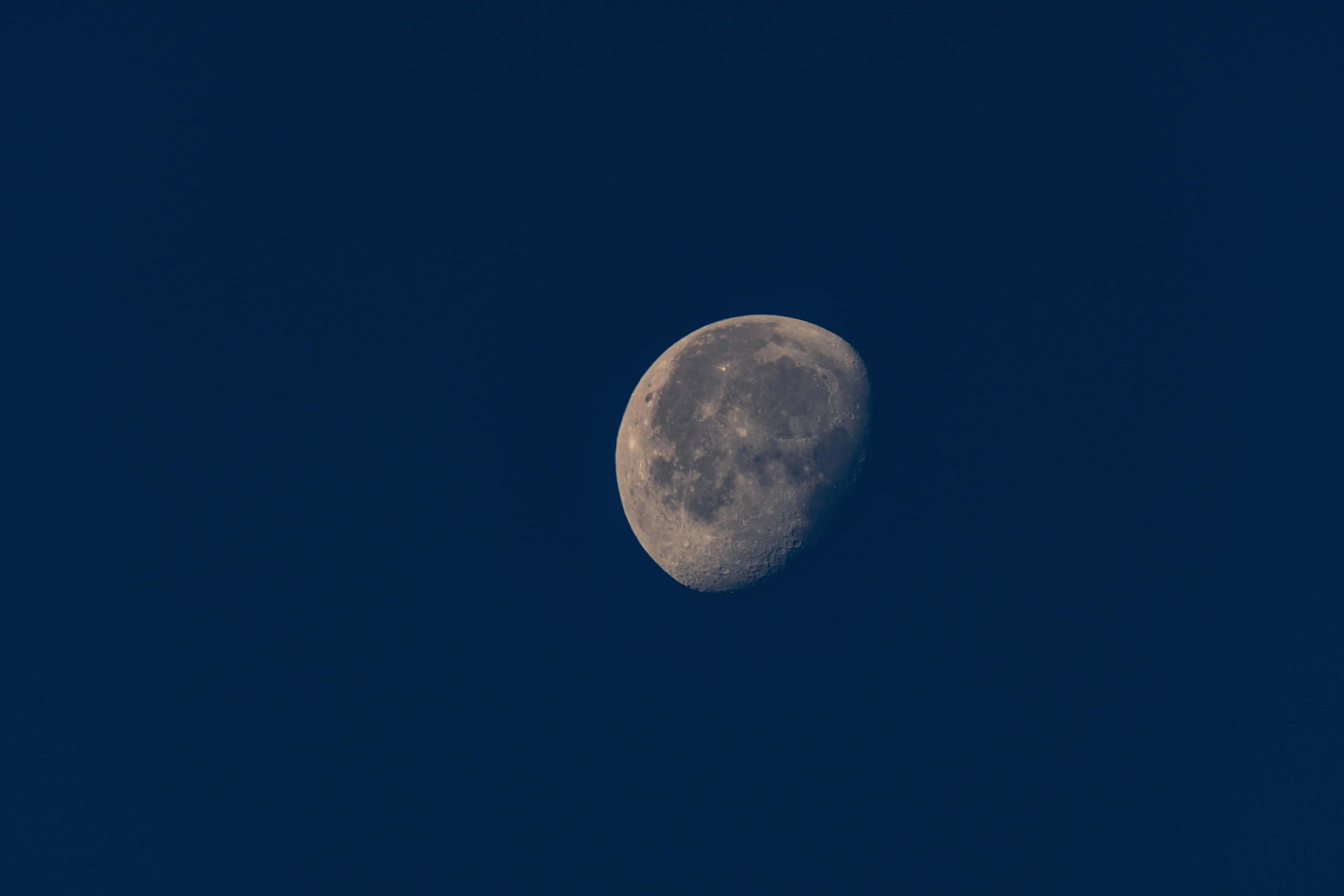 Moon Waxing Gibbous Phase Picture — 5568x3712 wallpaper
